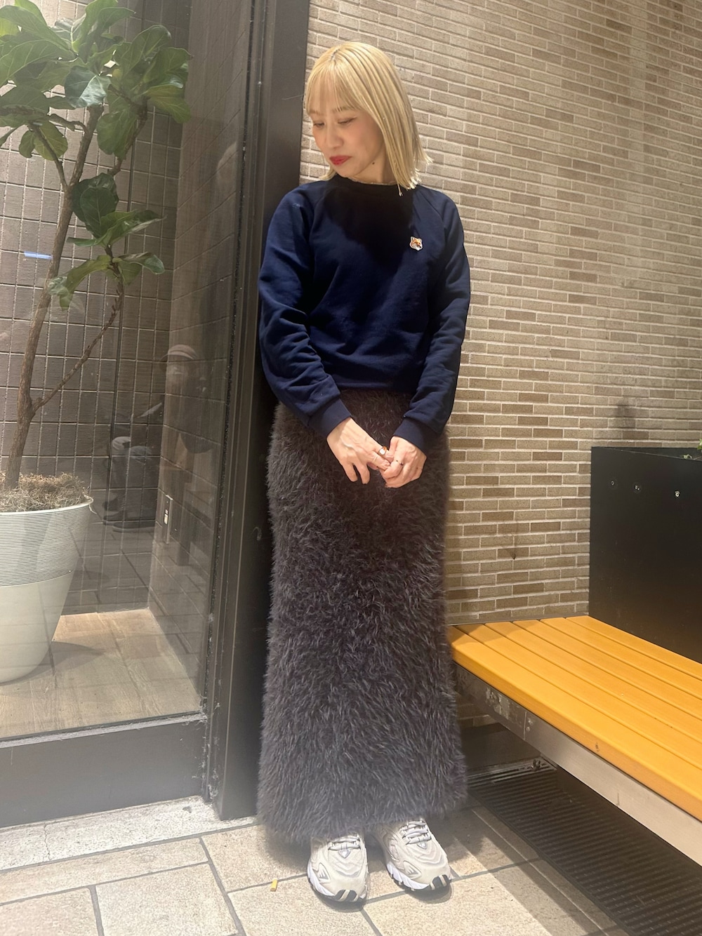 「休日スタイル、テチチ(Te chichi)、Techichi、Te chichi(Te chichi)、スウェット、ニットスカート、ootd、ニューバランス、メゾンキツネ、ハイトーンカラー」｜「Te chichiの【宮本茉由着用】シャギーニットロングスカート（スカート、グレー系）」を使った、まさこさん（レディース・157cm）の冬コーディネートの1枚目の写真
