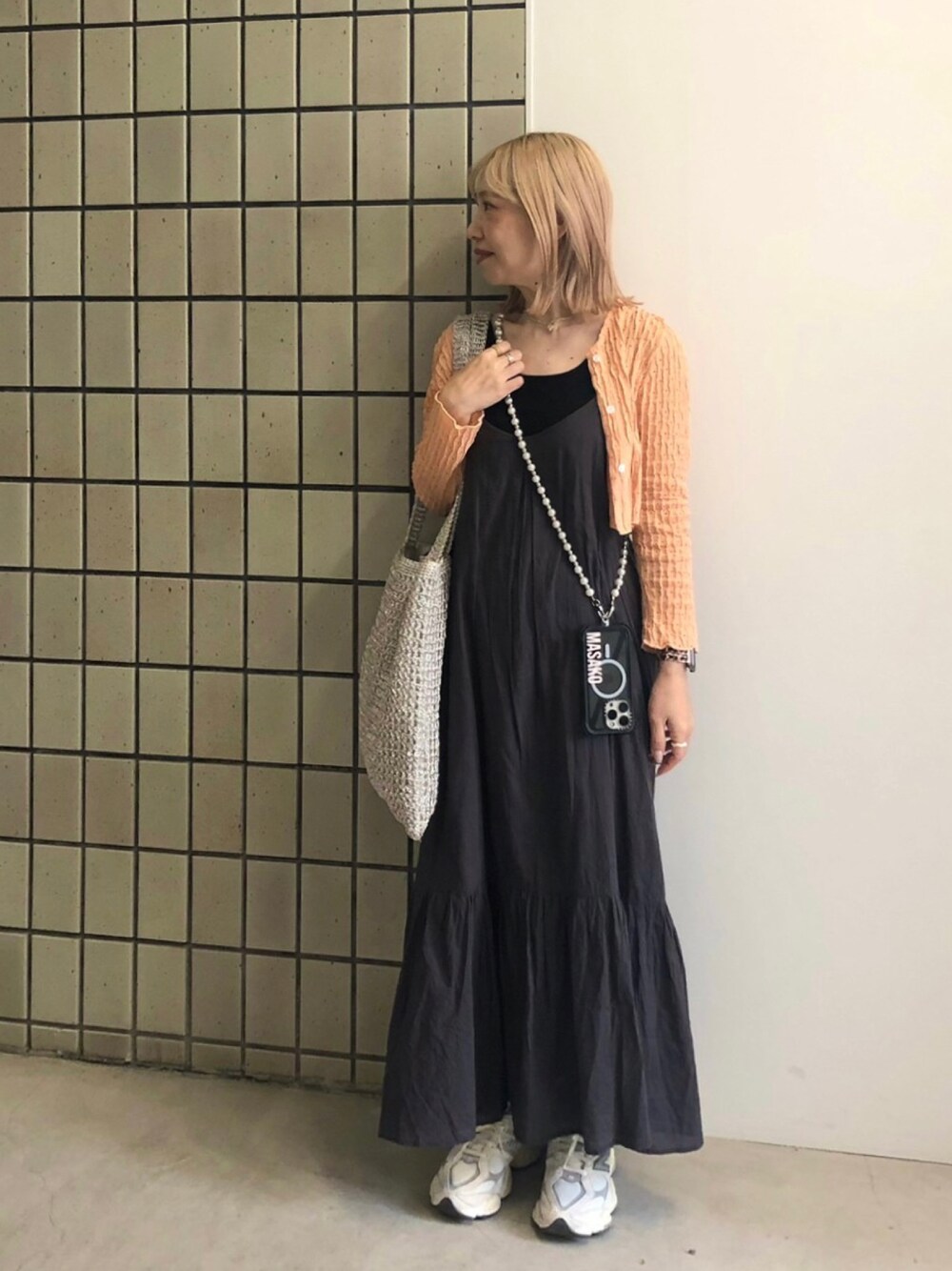 「ピンク、ルノンキュール、lugnoncure、テチチ(Te chichi)、Techichi、Te chichi(Te chichi)、クロップドトップス、カーディガン、キャミワンピ、スニーカーコーデ、ニューバランス、いいね、save、フォローお願いします🤑、いいね・save・フォローありがとうございます🥰、休日コーデ」｜「Lugnoncureのティアードキャミワンピース（ワンピース、グレー系）」を使った、まさこさん（レディース・157cm）の春コーディネートの1枚目の写真