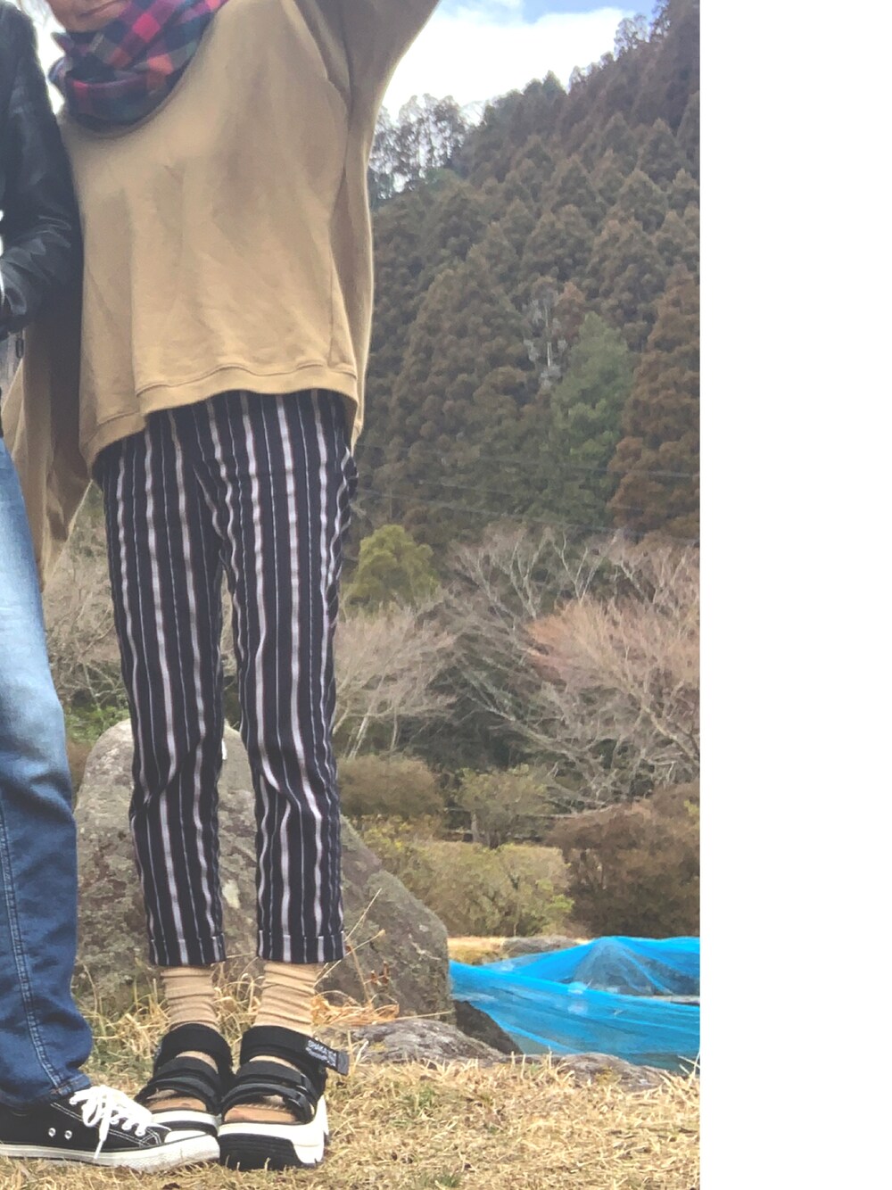 「春服みてみて、カジュアルコーデ、スウェット、ソックス×サンダル、ストライプパンツ」｜「SHAKAのSHAKA NEO BUNGY PLATOFORM (Black)（サンダル、ブラック系）」を使った、mimiho*deathさん（レディース・167cm）の春コーディネートの1枚目の写真