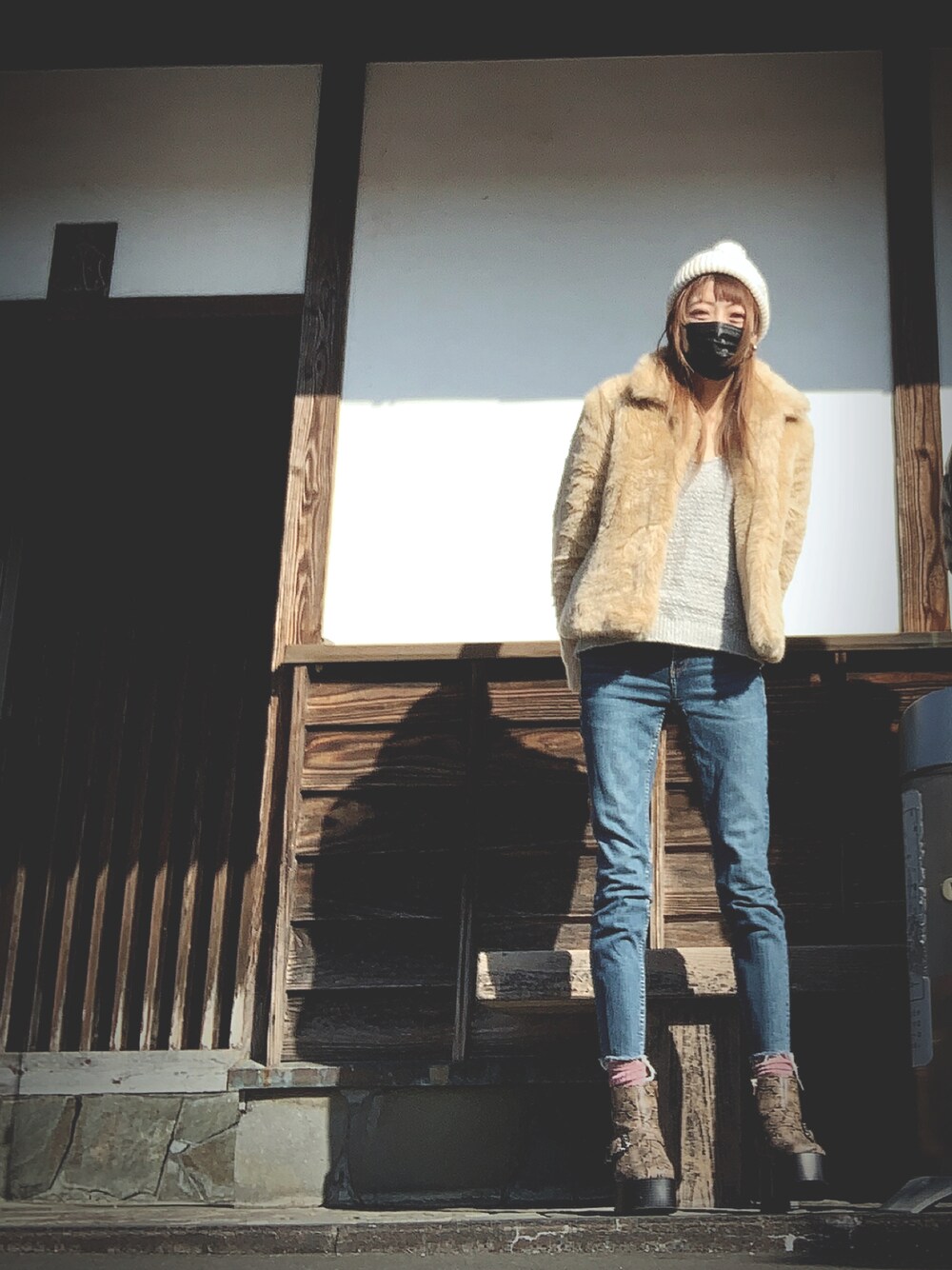 「ファーコート、蛇柄、デニムコーデ、ZARA、スキニーデニム、ニットキャップ、デート」｜「ZARAのアイテム（デニムパンツ、ブルー系）」を使った、mimiho*deathさん（レディース・167cm）の冬コーディネートの1枚目の写真