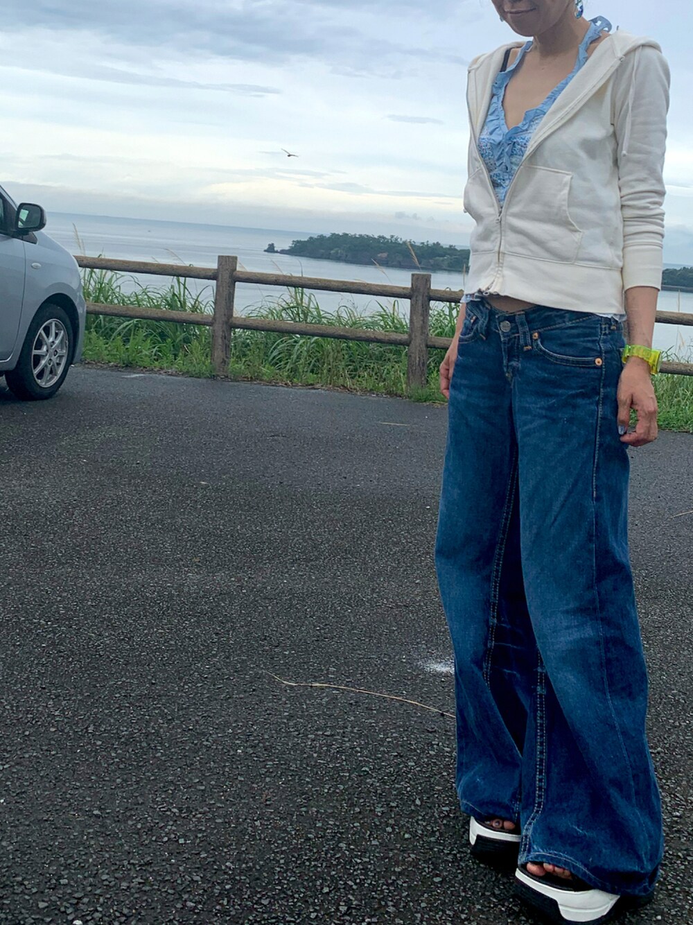 「休日スタイル、ゆるコーデ、厚底シューズ、ワイドデニム」｜「Levi'sのアイテム（デニムパンツ、ブルー系）」を使った、mimiho*deathさん（レディース・167cm）の夏コーディネートの1枚目の写真