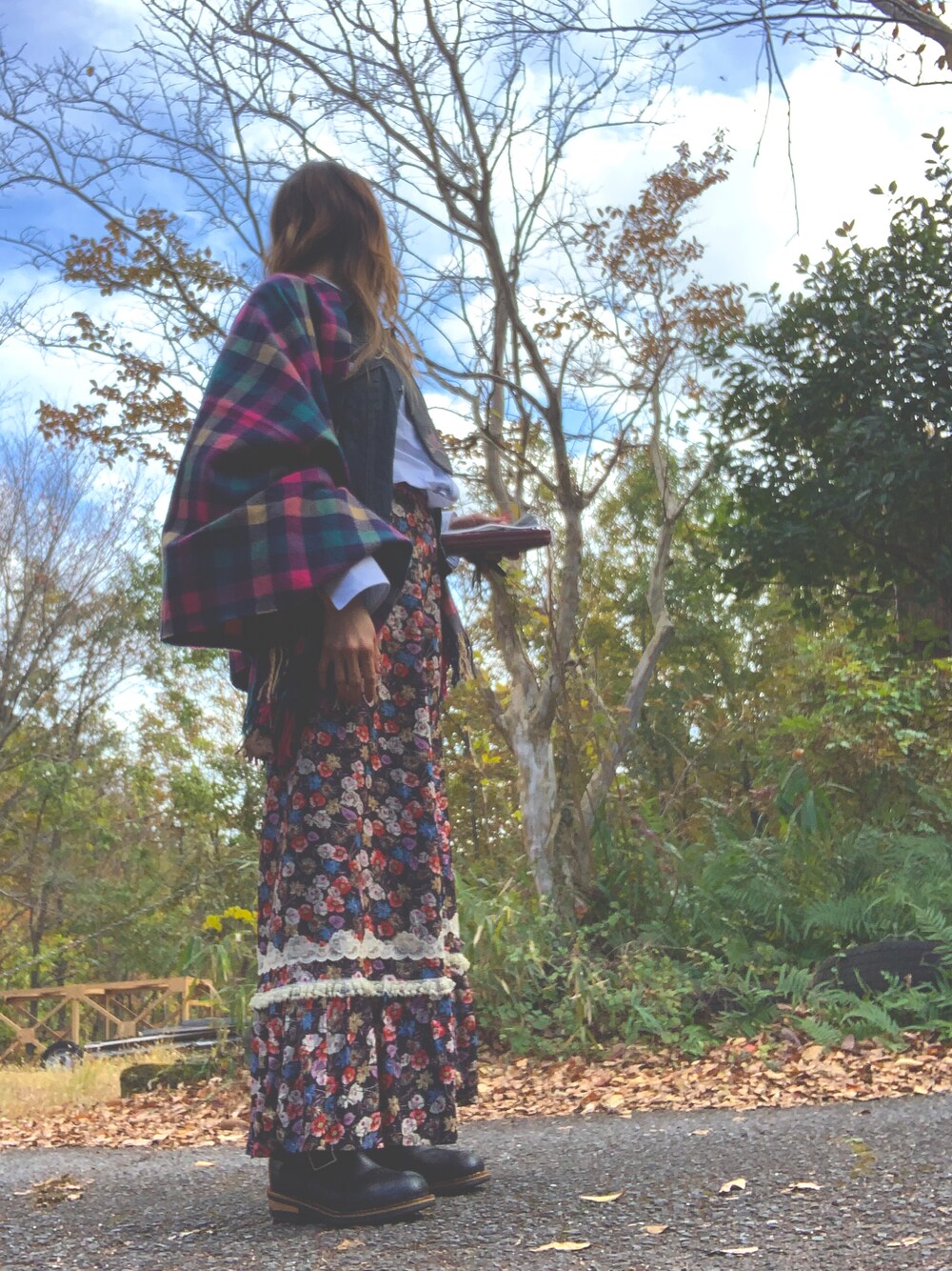 「ストール、デニムジャケット、ビンテージ、ロングスカート、秋服」｜「VINTAGEのアイテム（スカート、ブラック系）」を使った、mimiho*deathさん（レディース・167cm）の秋コーディネートの1枚目の写真