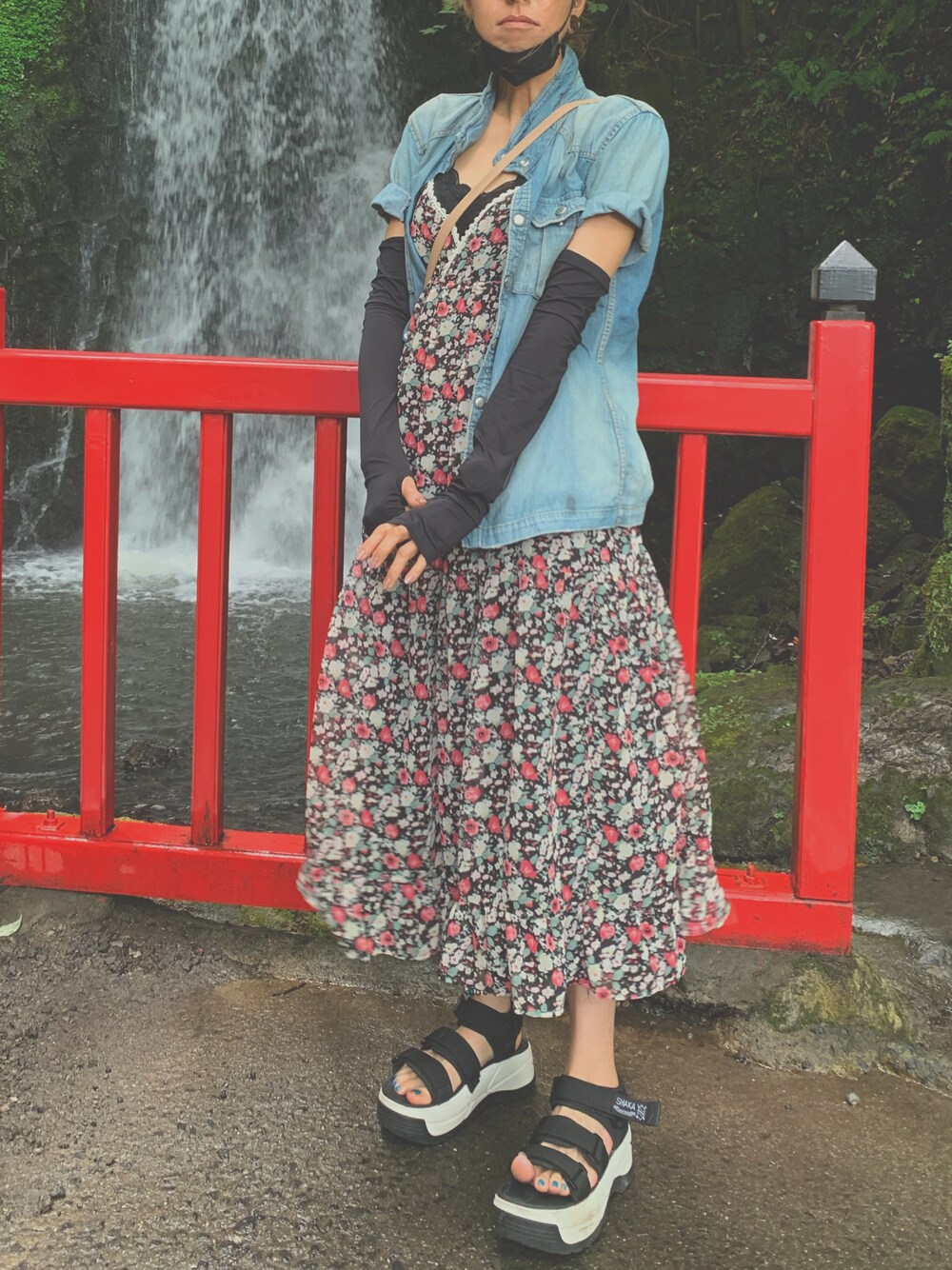 「ゆるコーデ、ワンピーススタイル、高身長女子、SHAKA」｜「SHAKAのSHAKA/シャカ　NEO BUNGY CHUNKY（サンダル、ブラック系）」を使った、mimiho*deathさん（レディース・167cm）の秋コーディネートの1枚目の写真