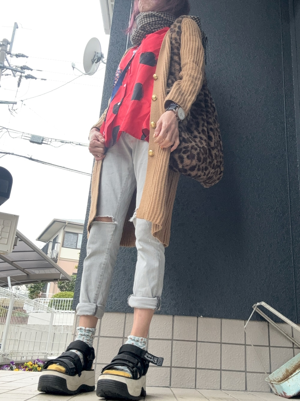 「春ファッション、レオパード 柄、SHAKA、ダメージデニム、デートコーデ、ラクチンコーデ、shein」｜「SHAKAのSHAKA/シャカ　NEO BUNGY CHUNKY（サンダル、ブラック系）」を使った、mimiho*deathさん（レディース・167cm）の春コーディネートの1枚目の写真