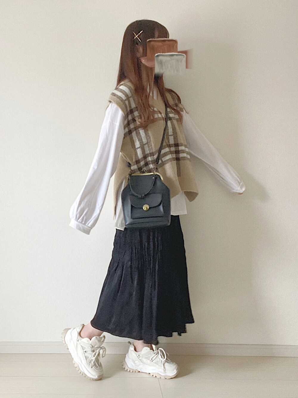 「チェック、ニット、オーバーサイズ、スニーカーコーデ、ロングスカート、ニットベスト、プチプラ、厚底シューズ、プチプラコーデ、カジュアルコーデ、ブラウンコーデ、秋コーデ、秋冬コーデ」｜「UNIQLOのツイストプリーツロングスカート（スカート、ブラック系）」を使った、ゆっきさん（レディース・162cm）の秋コーディネートの1枚目の写真