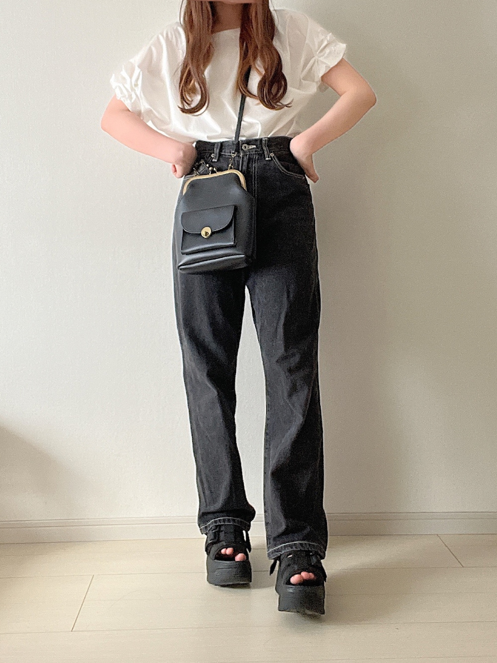 ホワイト系のTシャツ/カットソー、ブラック系のショルダーバッグ、ブラック系のデニムパンツを着用したレディースの夏コーディネートの1枚目の写真