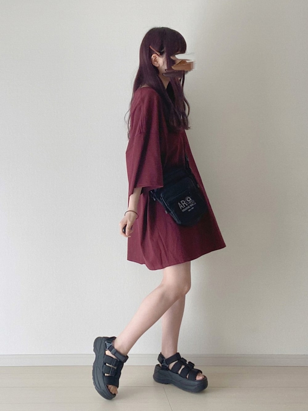 ブラック系のショルダーバッグ、ブラック系のサンダル、レッド系のTシャツ/カットソーを着用したレディースの夏コーディネートの1枚目の写真