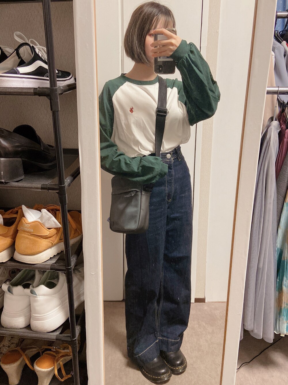 「ラクチンコーデ、シンプルスタイル、カジュアル、ロンT、ワイドパンツ、ワイドデニム、ショルダーバッグ、低身長コーデ」｜「FRED PERRYのPique Side Bag（ショルダーバッグ、グレー系）」を使った、𝕜𝕠𝕟𝕒::さん（レディース・153cm）の春コーディネートの1枚目の写真