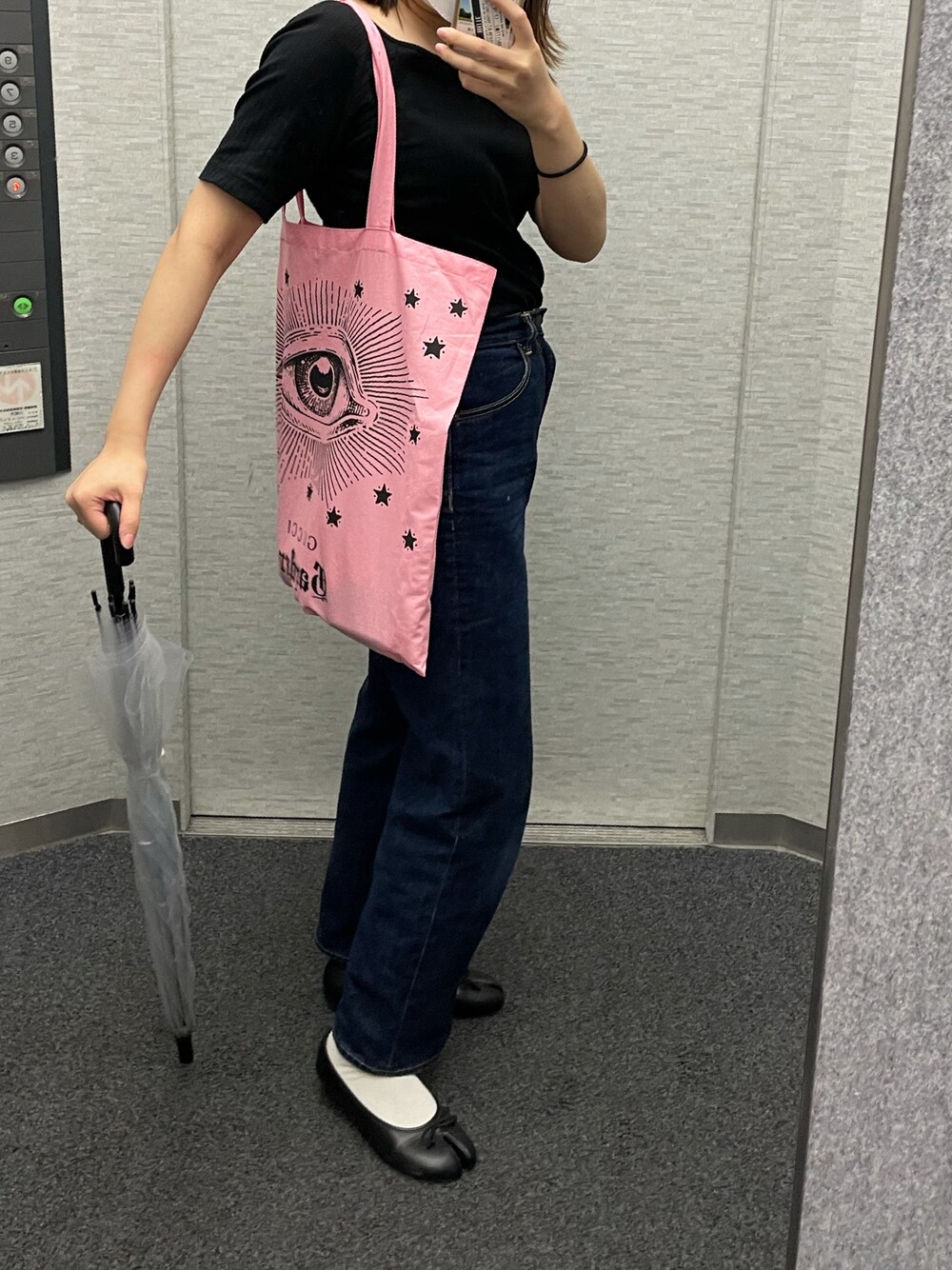 「休日スタイル、カジュアル、秋のコーデ、guccigarden、GUCCI、シンプルコーデ、デニムパンツ、ピンクコーデ、きれいめカジュアル、ラブアンドピース2021、ピンク」｜「GUのアイテム（パンツ、ブルー系）」を使った、eさん（レディース・165cm）の秋コーディネートの1枚目の写真