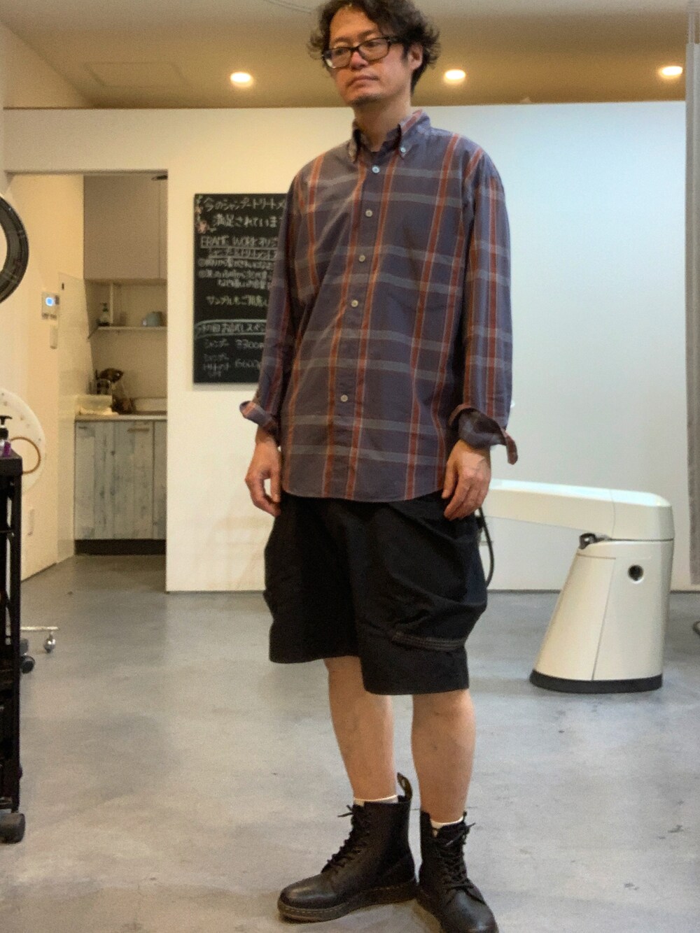 「おしゃれさんと繋がりたい、プチプラ、プチプラコーデ、ユニクロユー、ユニクロU、美容師コーデ、美容師、お仕事コーデ、COMFY OUTDOOR GARMENT

、Dr.Martens」｜「UNIQLOのアイテム（シャツ/ブラウス、グレー系）」を使った、マギーさん（メンズ・174cm）の秋コーディネートの1枚目の写真