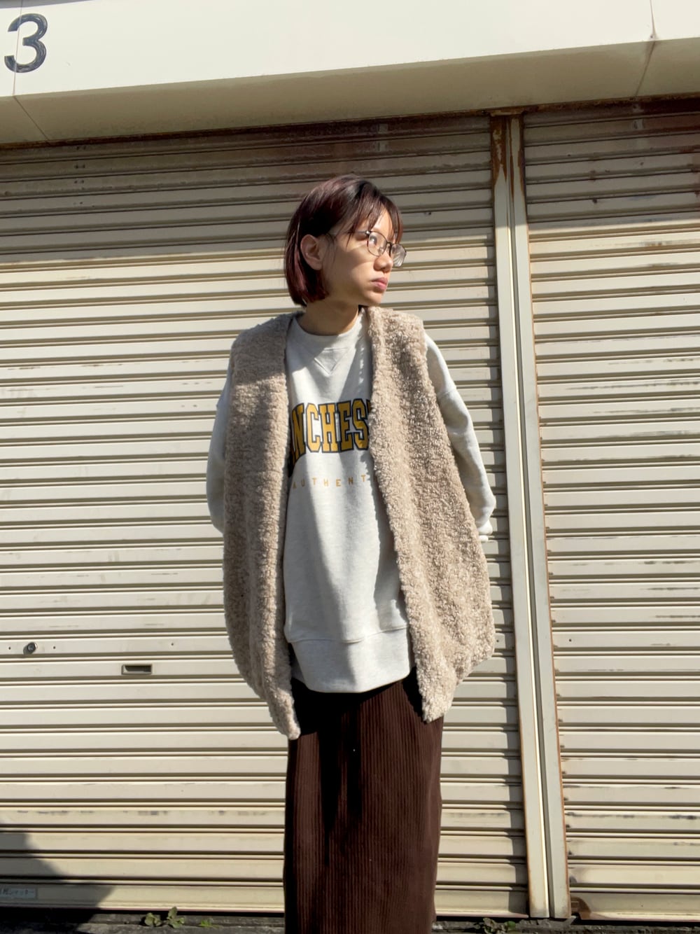 ベージュ系のその他アウター、ベージュ系のスウェット、ブラウン系のスカートを着用したレディースの春コーディネートの1枚目の写真