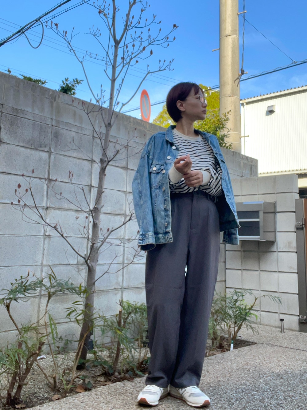 「大人カジュアル、春コーデ、春、ボーダー、ボーダートップス、パンツスタイル、Gジャン、New Balance、スニーカー、スニーカーコーデ、カジュアル、プチプラ、ニューバランス996、シンプル」｜「NEW BALANCEの996（スニーカー、ベージュ系）」を使った、mayoさん（レディース・158cm）の春コーディネートの1枚目の写真