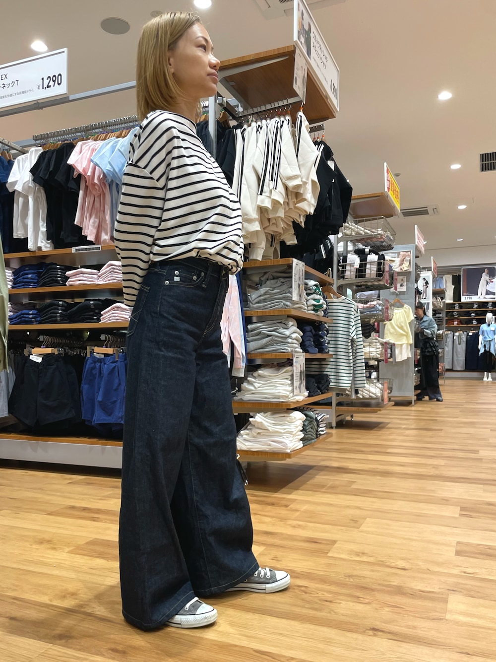 「デニム、デニムパンツ、パンツスタイル、ボーダー、ボーダートップス、スニーカー、カジュアル、ラフ、プチプラ」｜「SOMETHINGの【SOMETHING/サムシング】LISA ワイド デニムパンツ【WEB限定】（デニムパンツ、ブルー系）」を使った、mayoさん（レディース・158cm）の夏コーディネートの1枚目の写真