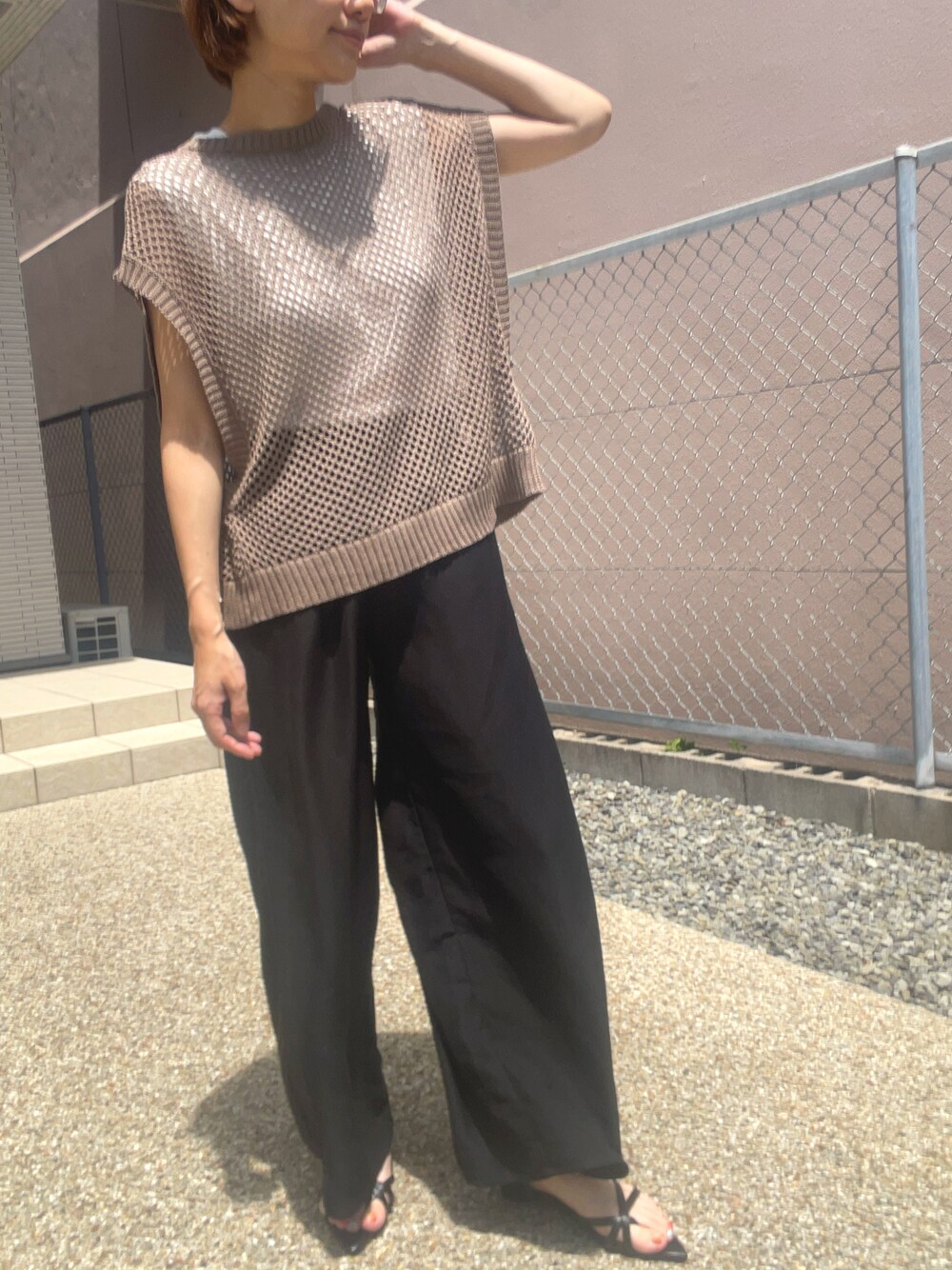 ホワイト系のTシャツ/カットソー、ブラウン系のベスト、ブラック系のサンダルを着用したレディースの夏コーディネートの1枚目の写真