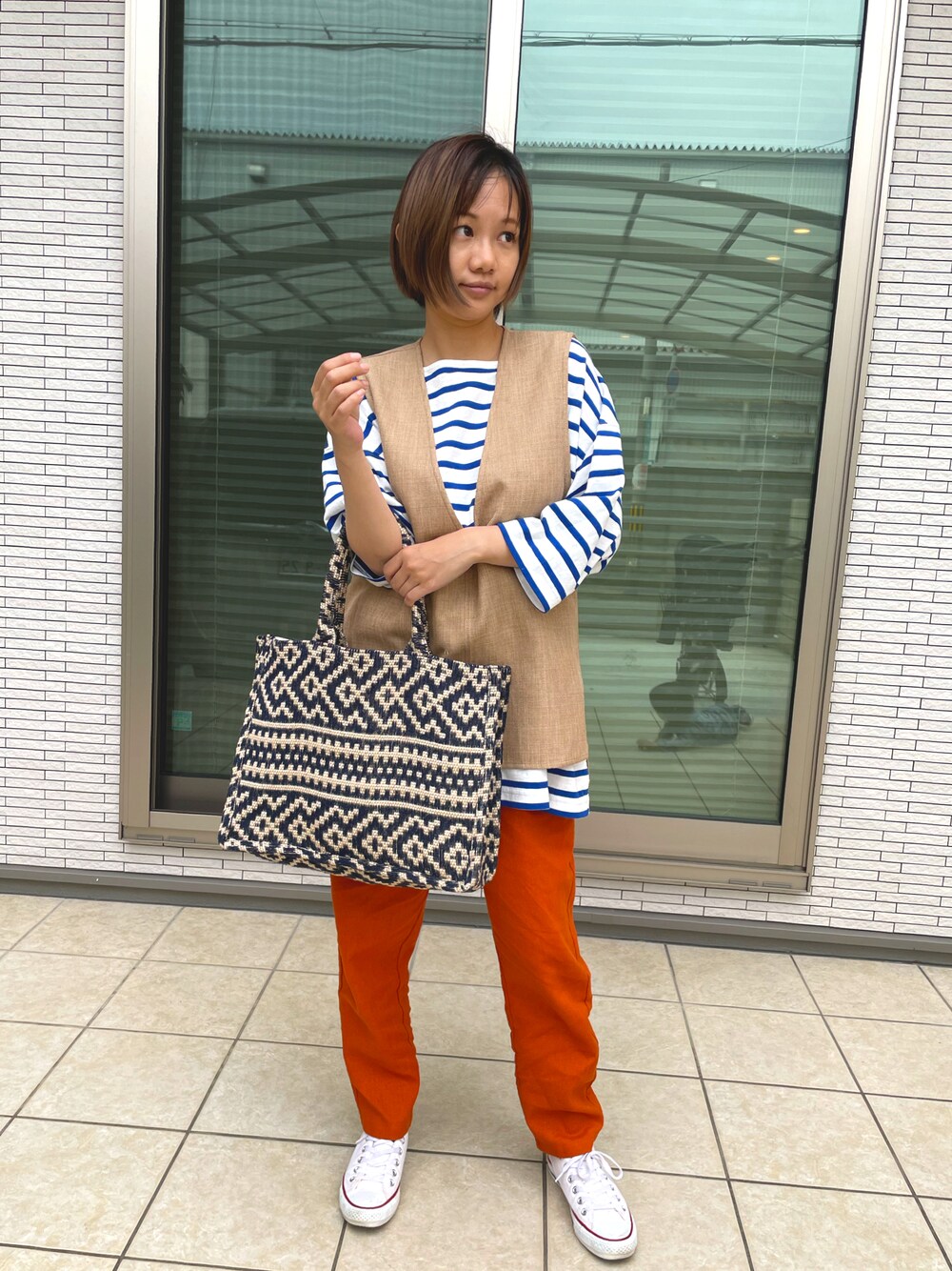 「大人カジュアル、カジュアル、シンプル、かごバッグ、トートバッグ、H&M、プチプラ、オレンジ、オレンジパンツ、春夏コーデ」｜「CIAOPANIC TYPYの【ZOZOTOWN限定】バスクボーダーオーバーハーフスリーブTee（Tシャツ/カットソー、ブルー系）」を使った、mayoさん（レディース・158cm）の春コーディネートの1枚目の写真