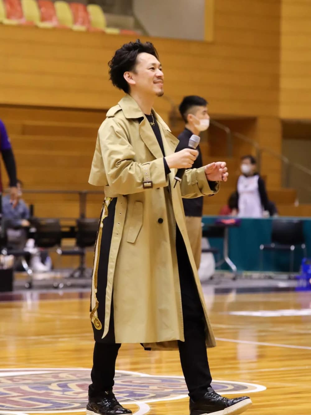 「春コーデ、シンプルコーデ、トレンチコート、ベージュコーデ、H&M、TOGA、スニーカー、lvトレイナー」｜「H&Mのアイテム（トレンチコート、ベージュ系）」を使った、The Cheeseさん（メンズ・182cm）の春コーディネートの1枚目の写真