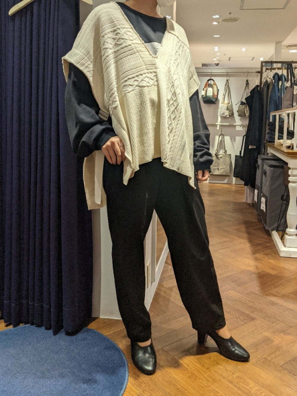 「MANASTASH、マナスタッシュ、ニットベスト、johnbull、ジョンブル、ラップパンツ、モノトーンコーデ、ビーセカンド(B'2nd)」｜「MANASTASHのMANASTASH/マナスタッシュ　W's PATCHWORK VEST　パッチワークベスト（ベスト、ブラック系）」を使った、amiさん（レディース・160cm）の秋コーディネートの1枚目の写真