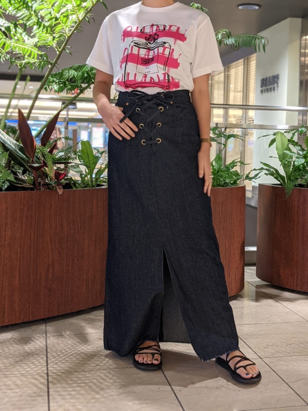 「カーミー、Kare/me、白Tシャツ、プリントTシャツ、ジョンブル、デニムスカート、夏コーデ、ビーセカンド(B'2nd)」｜「Kare/MEのKare/ME（カーミー） 別注PARIS 5 Tシャツ（Tシャツ/カットソー、ホワイト系）」を使った、amiさん（レディース・160cm）の夏コーディネートの1枚目の写真