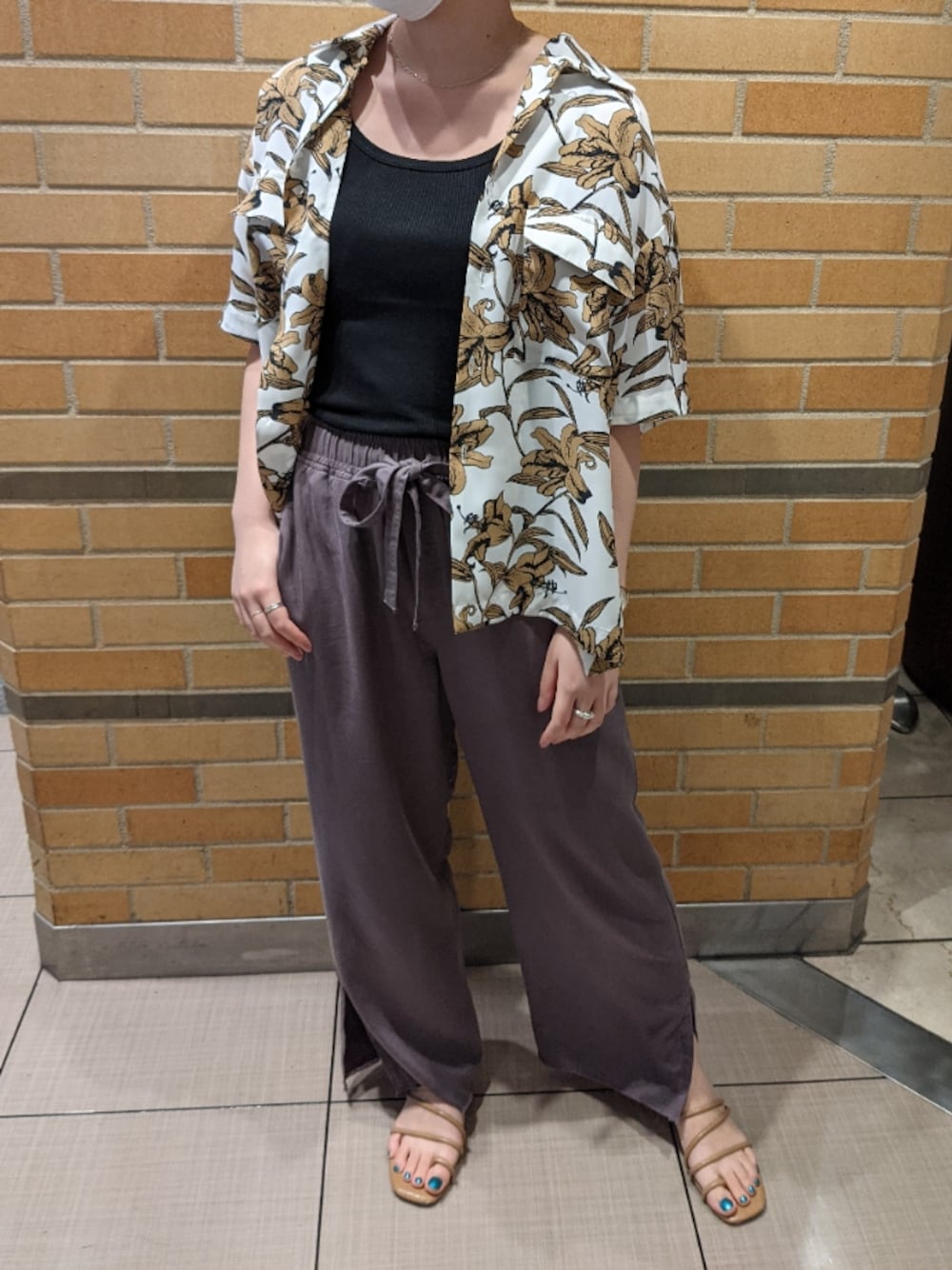 「ドロイトベロ、droitbello、ボタニカル柄、プリントシャツ、柄シャツ、ワイドパンツ、ビーセカンド(B'2nd)、アンカット　バウンド(UNCUT BOUND)」｜「DROIT BELLOのDROIT BELLO（ドロイトベロ）別注フラワープリントシャツ（シャツ/ブラウス、ホワイト系）」を使った、amiさん（レディース・160cm）の夏コーディネートの1枚目の写真