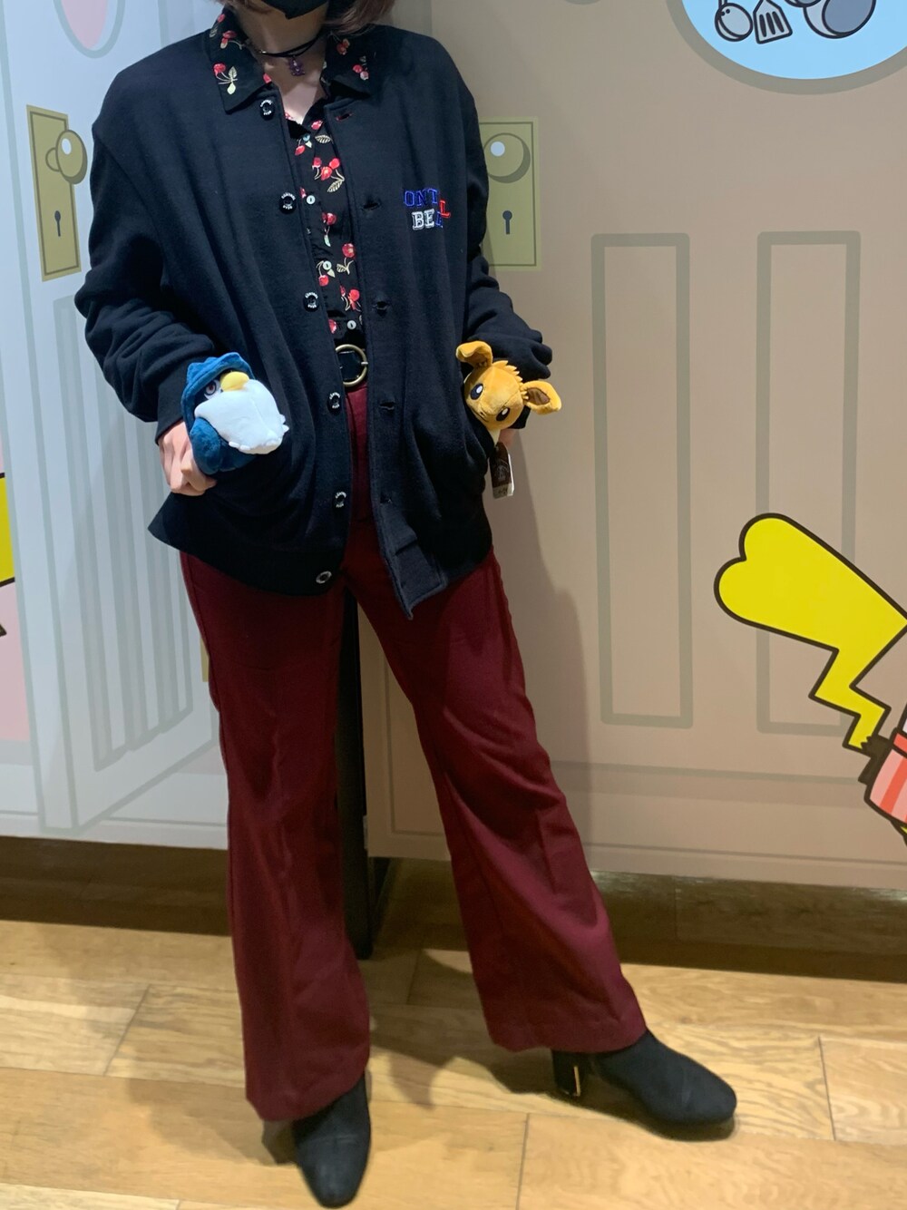 「赤×黒、ZARA、カラー×コーデ、カラーパンツ、ポケモン、派手コーデ、フレアパンツ、柄シャツ」｜「GUのアイテム（その他パンツ、レッド系）」を使った、みぬふぃーゆさん（レディース・153cm）の春コーディネートの1枚目の写真