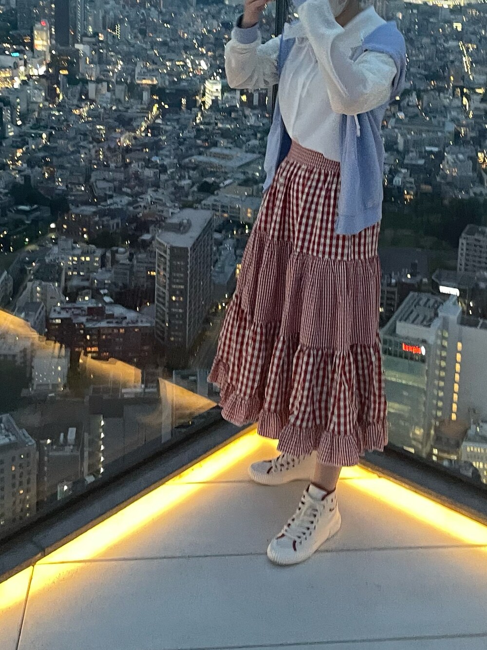 「カジュアル、スニーカー、カジュアルガーリー、カラーコーデ、カラー×コーデ、カラースカート、ブラウス、赤×白、赤、GU」｜「GUのアイテム（シャツ/ブラウス、ホワイト系）」を使った、みぬふぃーゆさん（レディース・153cm）の春コーディネートの1枚目の写真