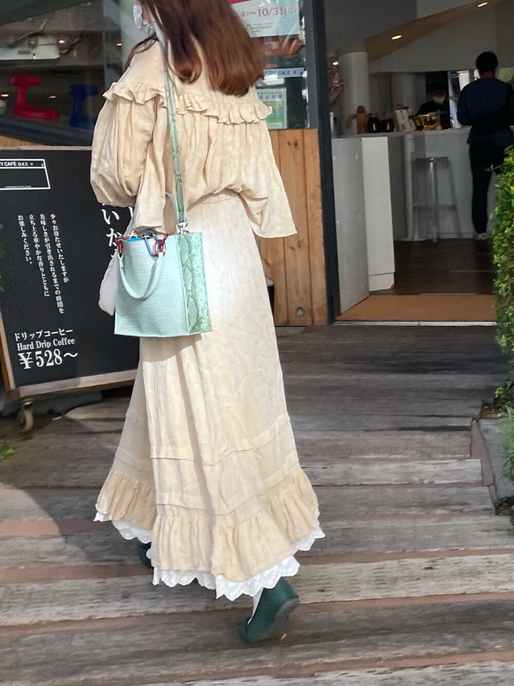 「ごきげんウィーク、キレイめ、大人女子、カフェ、低身長コーデ、カラー×コーデ、グリーン、ピスタチオ、ベージュコーデ」｜「tnewtiesのアイテム（シャツ/ブラウス、ベージュ系）」を使った、みぬふぃーゆさん（レディース・153cm）の春コーディネートの1枚目の写真