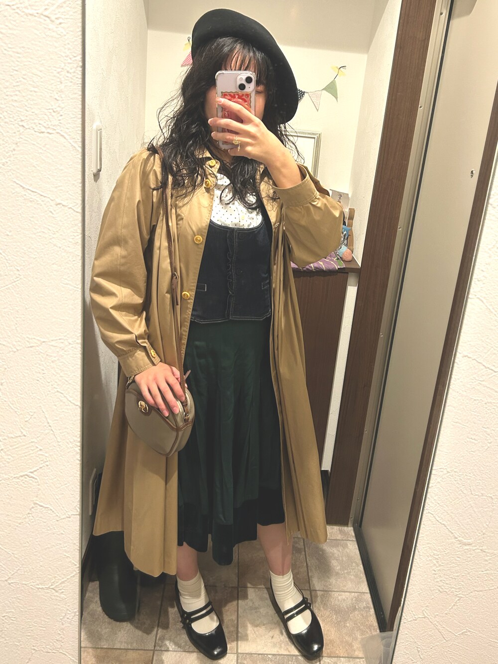 ホワイト系のシャツ/ブラウス、グリーン系のスカート、ブラック系のパンプスを着用したレディースの秋コーディネートの1枚目の写真