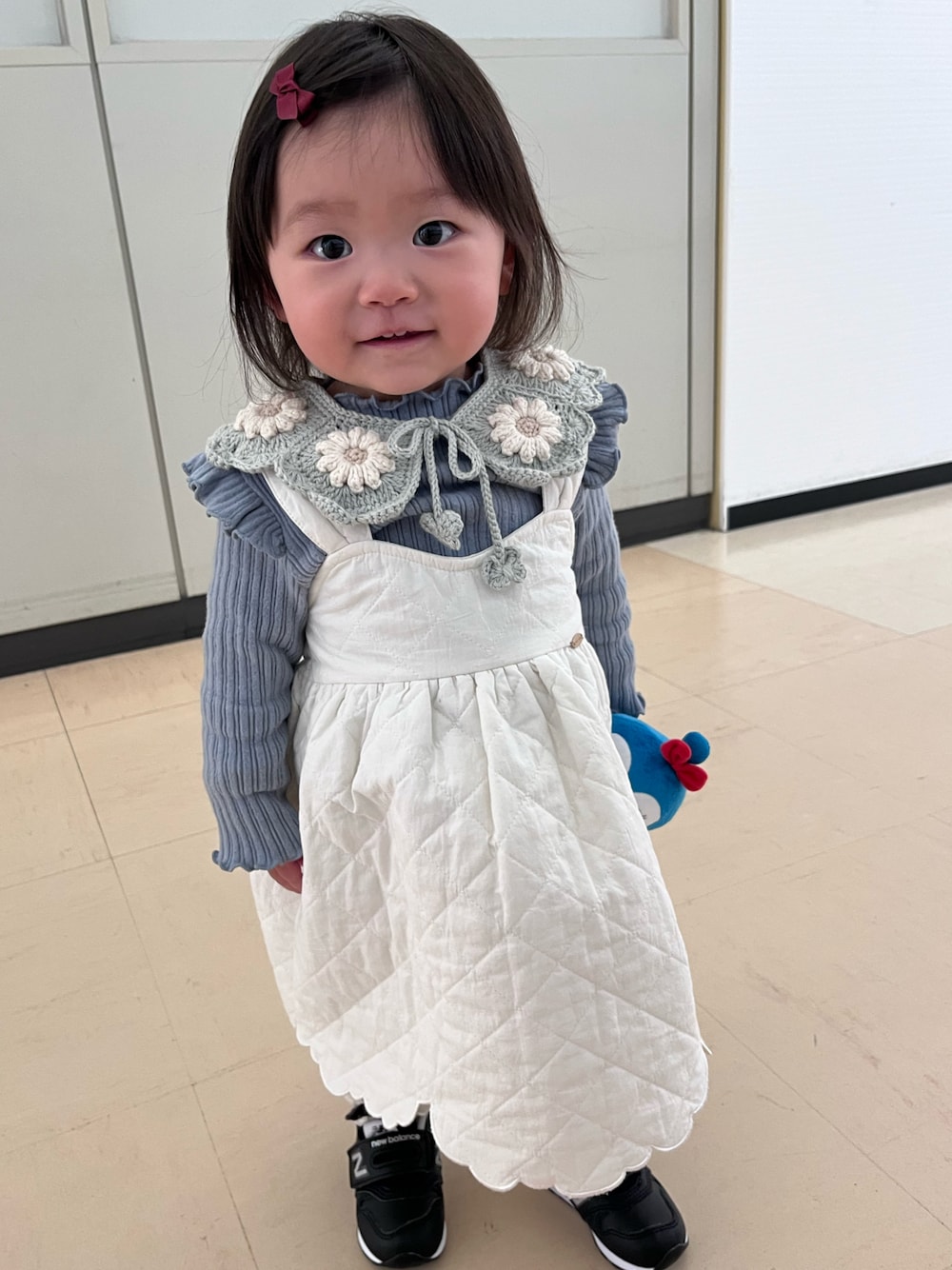 「春めき満開コーデ、スニーカー、スニーカーコーデ、ニューバランス、春コーデ、アンパンマン、コキンちゃん、韓国子供服、1歳、１歳８ヶ月、ホワイト、ブルー x ホワイト、プティマイン、おしゃれさんと繋がりたい、つけ襟」｜「petit mainのキルトジャンパースカート（ジャンパースカート、ホワイト系）」を使った、K.Kさん（キッズ・80cm）の春コーディネートの1枚目の写真