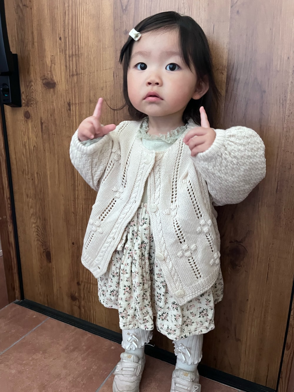 「韓国子供服、韓国ブランド、韓国ファッション、春夏コーデ、春コーデ、カーディガン、子供服、アースカラー、ナチュラル、おんなのこ、1歳、ニューバランス、aosta、スカート、おしゃれさんと繋がりたい」｜「the.lalaのアイテム（カーディガン/ボレロ、ベージュ系）」を使った、K.Kさん（キッズ・80cm）の春コーディネートの1枚目の写真