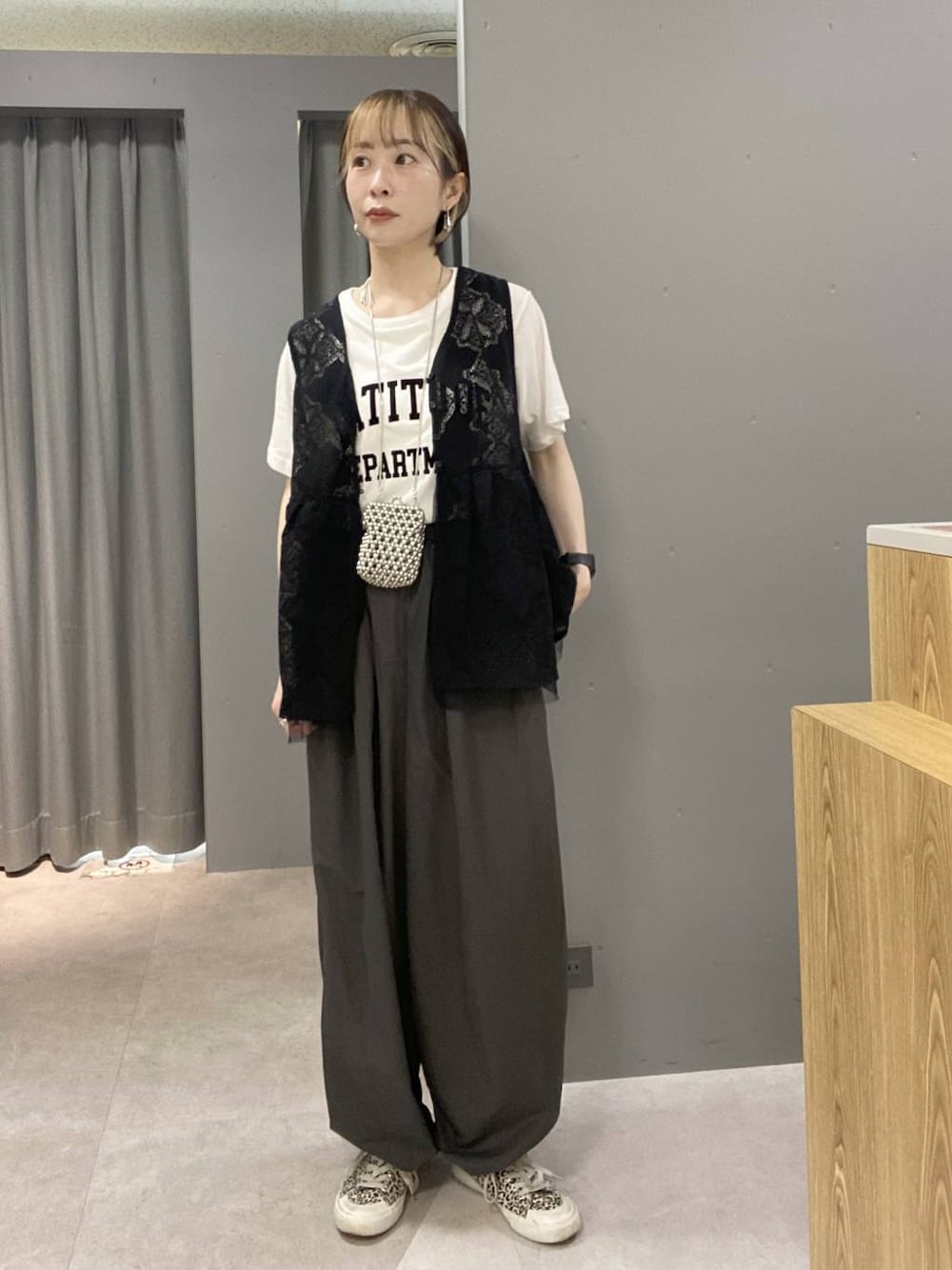 ブラック系のベスト、グレー系のその他パンツ、ホワイト系のTシャツ/カットソーを着用したレディースの夏コーディネートの1枚目の写真