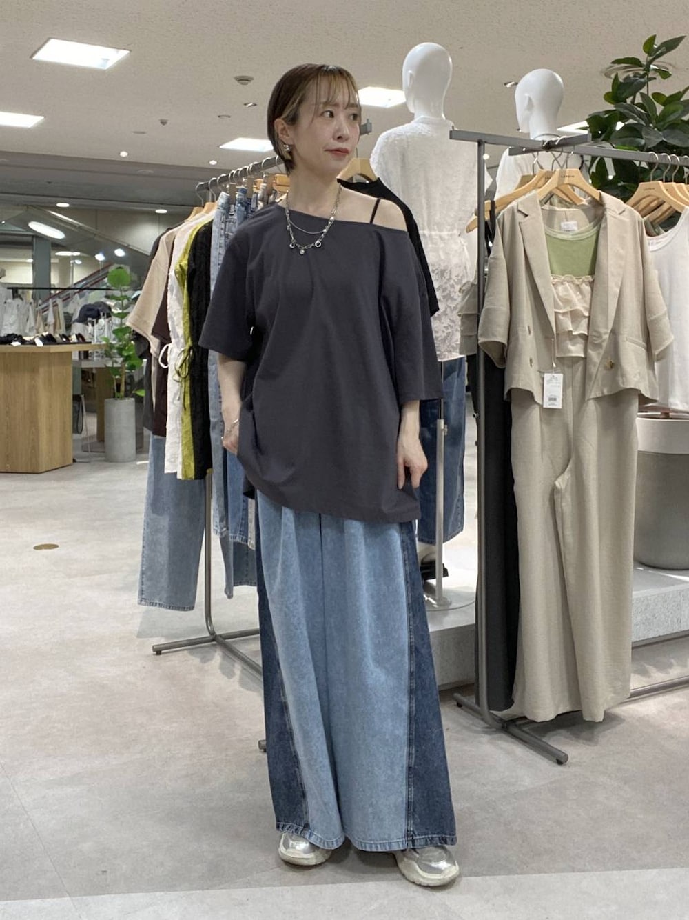 グレー系のTシャツ/カットソー、ブルー系のデニムパンツ、シルバー系のネックレスを着用したレディースの夏コーディネートの1枚目の写真