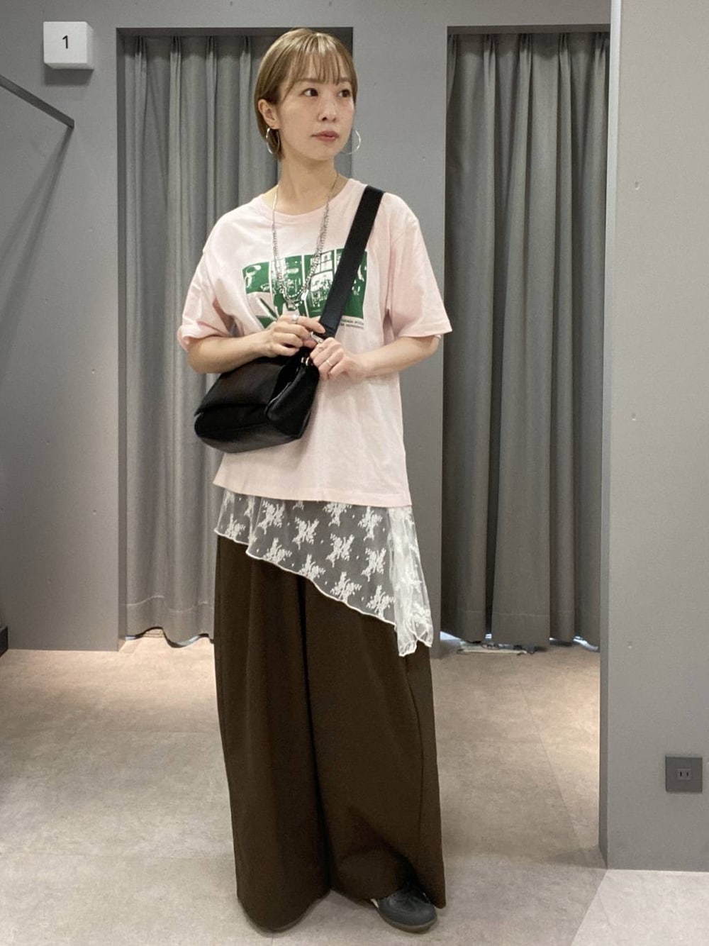 ピンク系のTシャツ/カットソー、ブラック系のショルダーバッグ、ブラウン系のその他パンツを着用したレディースの夏コーディネートの1枚目の写真