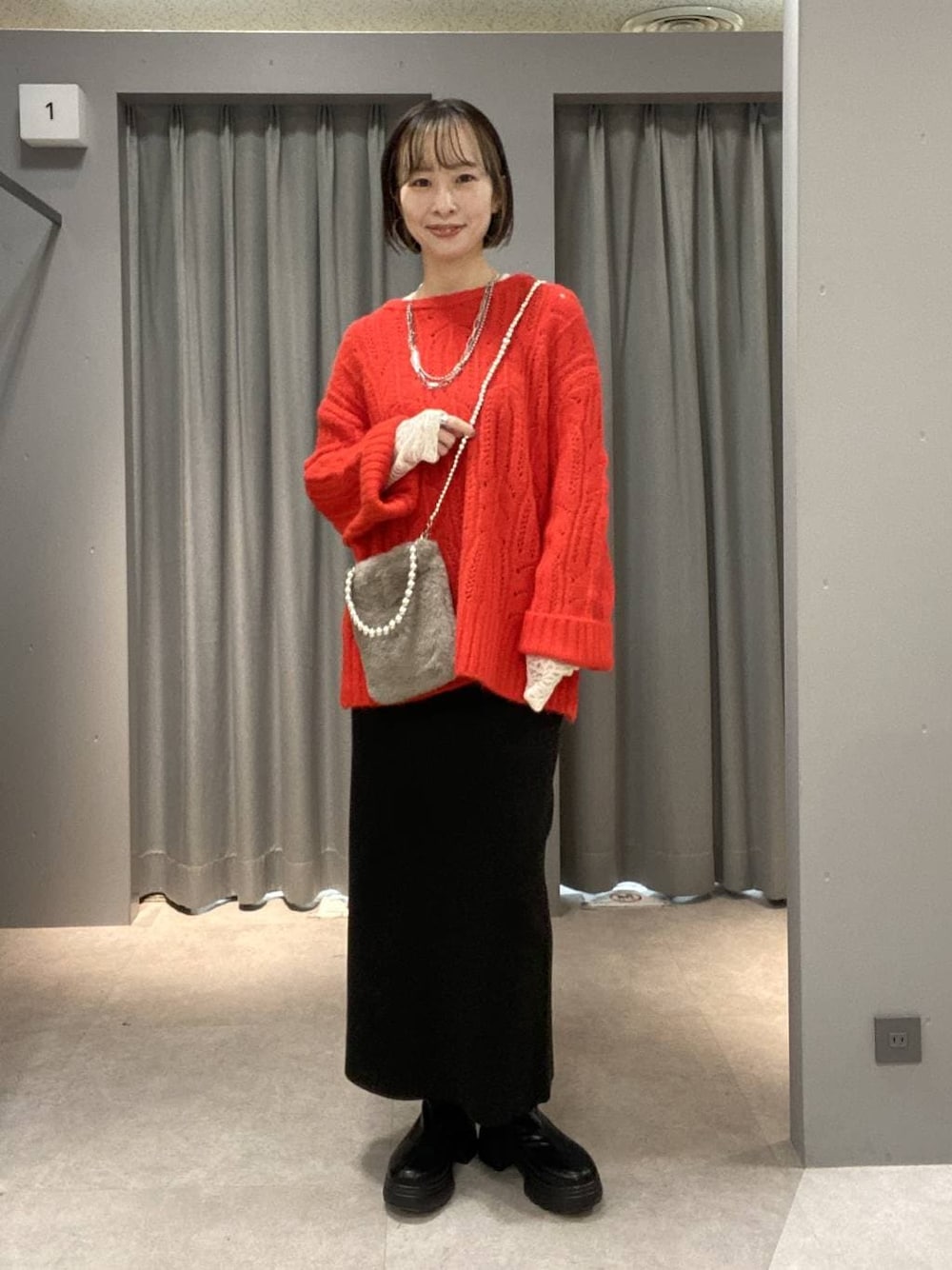 ホワイト系のTシャツ/カットソー、ブラック系のスカート、ブラック系のブーツを着用したレディースの冬コーディネートの1枚目の写真