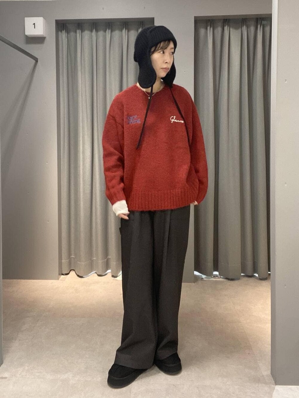 グレー系のその他パンツ、ホワイト系のTシャツ/カットソー、レッド系のニット/セーターを着用したレディースの冬コーディネートの1枚目の写真