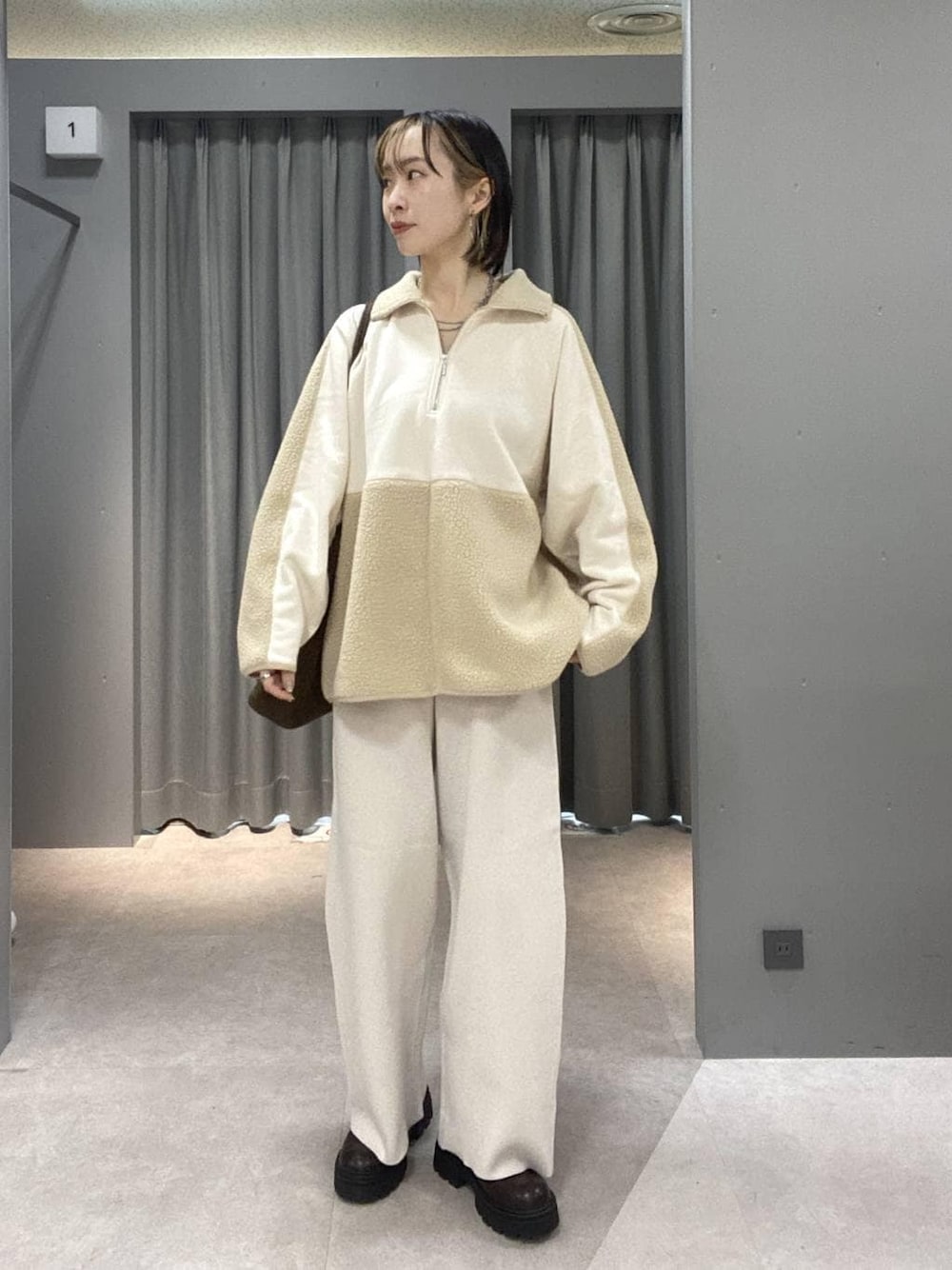 ベージュ系のその他パンツ、ブラウン系のトートバッグ、シルバー系のネックレスを着用したレディースの秋コーディネートの1枚目の写真