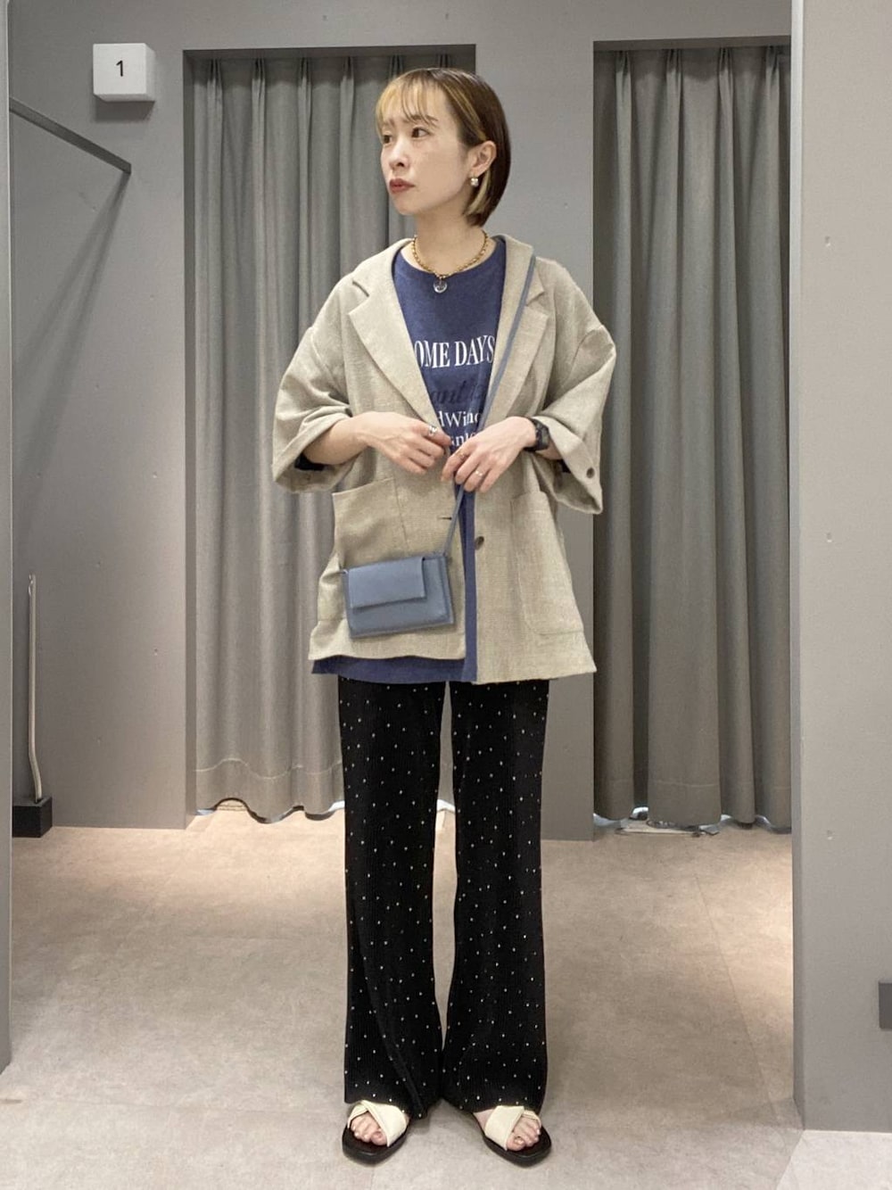 ブラウン系のその他パンツ、ブルー系のTシャツ/カットソー、ベージュ系のテーラードジャケットを着用したレディースの夏コーディネートの1枚目の写真