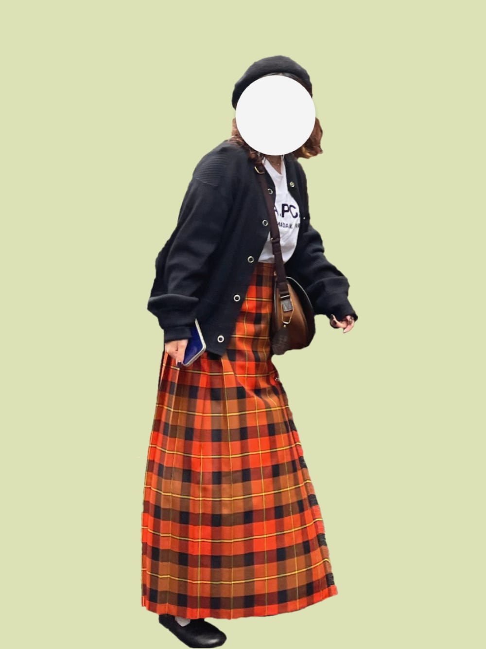 「カジュアル、チェックスカート、休日コーデ、秋冬、秋服、低身長女子、スカートスタイル、秋コーデ、チェック」｜「A.P.C.のT-SHIRT RUE MADAME HOMME（Tシャツ/カットソー、ホワイト系）」を使った、rさん（レディース・152cm）の秋コーディネートの1枚目の写真