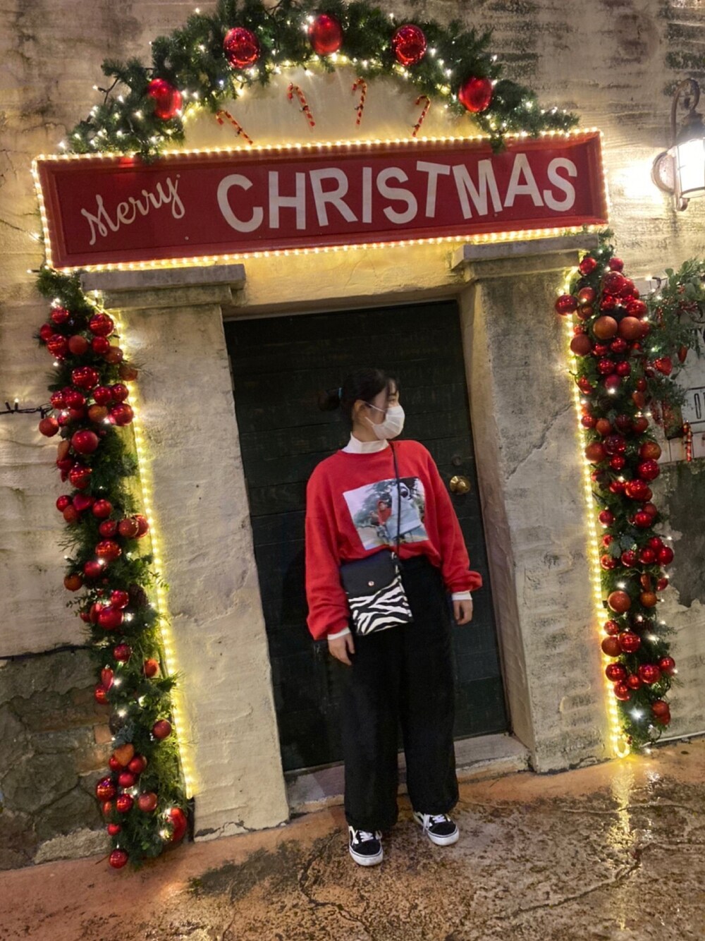 「クリスマス、Bershka、古着、スウェット、E.T.、UNIQLO、モックネック、チノパン、VANS、スニーカー」｜「Bershkaの古着(USED)（スウェット、レッド系）」を使った、マナミさん（レディース・151cm）の冬コーディネートの1枚目の写真