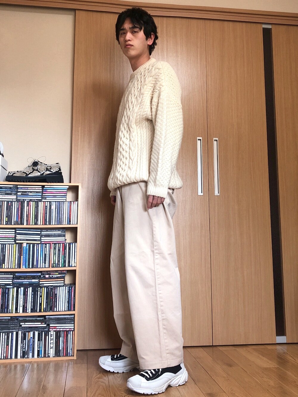 「winter、knit、シンプル、シンプルコーデ、スニーカー、RRL男子、おしゃれさんと繋がりたい」｜「Scotland woolのアイテム（ニット/セーター、ホワイト系）」を使った、taka(相互フォロー)さん（メンズ・170cm）の冬コーディネートの1枚目の写真