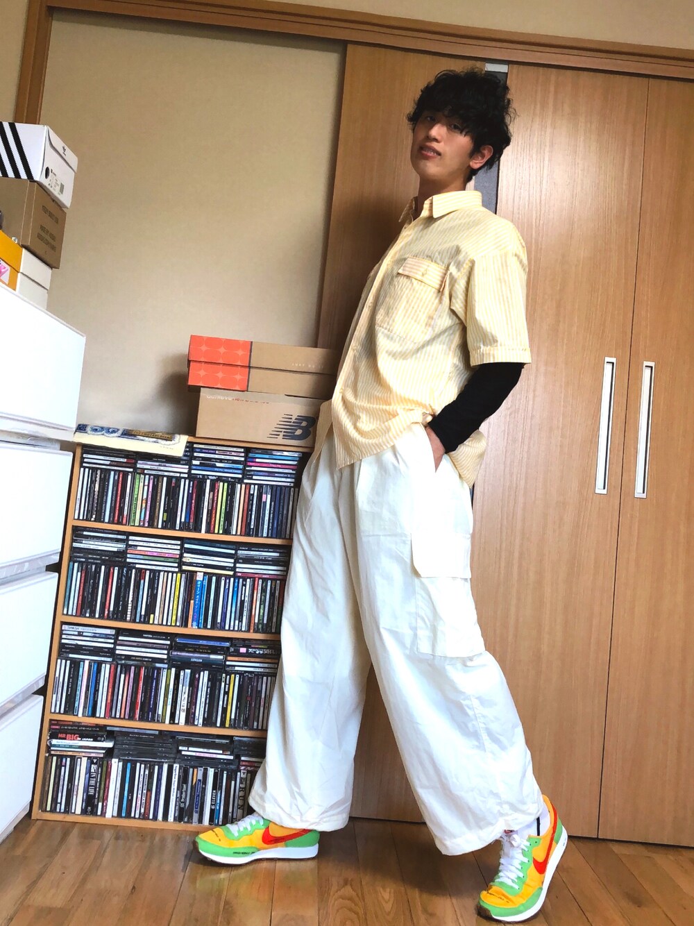 イエロー系のシャツ/ブラウス、ホワイト系のカーゴパンツ、グリーン系のスニーカーを着用したメンズの春コーディネートの1枚目の写真