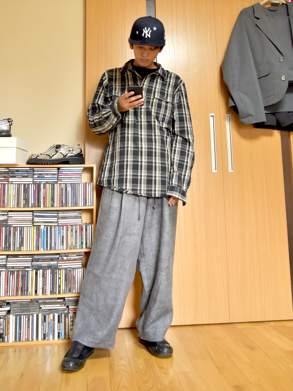 「秋のコーデ、秋コーデ、シャツスタイル、ワイドパンツ、スニーカー、キャップ、ニューエラ、NEW ERA、カスタム」｜「POLO RALPH LAURENのコットンツイル ドルマン シャツ（シャツ/ブラウス、ブラック系）」を使った、taka(相互フォロー)さん（メンズ・170cm）の秋コーディネートの1枚目の写真