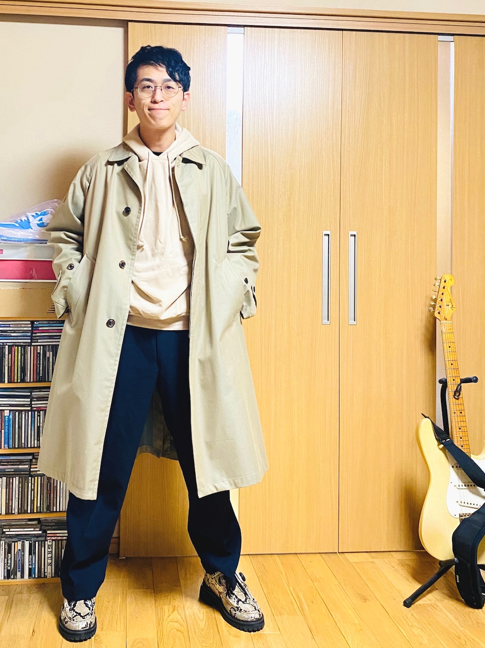 「秋冬コーデ、大人カジュアル、ワイドパンツ、シンプルコーデ、お洒落さんとつながりたい、カジュアル」｜「YOKEのアイテム（ステンカラーコート、ベージュ系）」を使った、taka(相互フォロー)さん（メンズ・170cm）の秋コーディネートの1枚目の写真