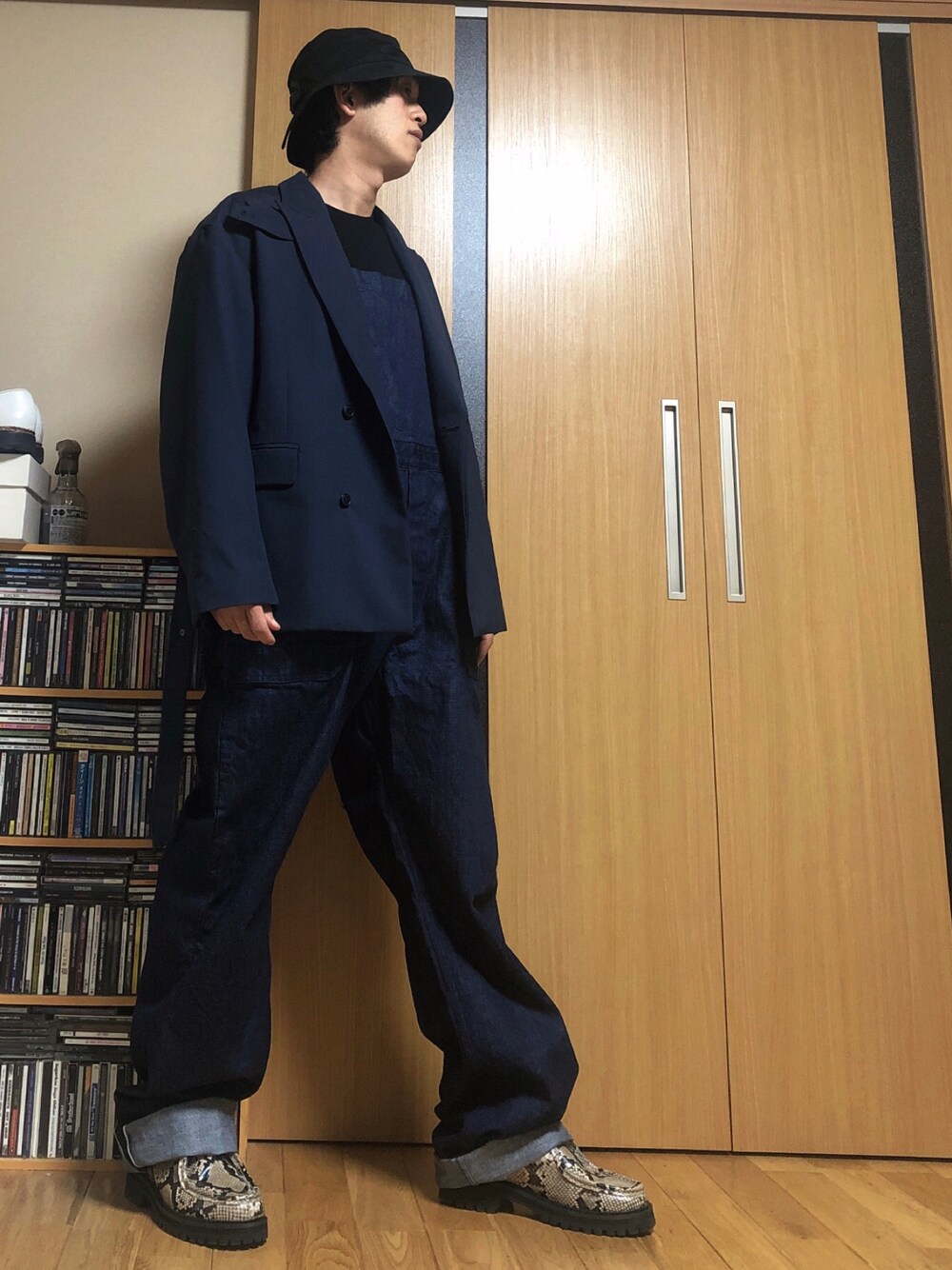 「春コーデ、春、テーラードジャケット、ネイビー、バケットハット、チロリアンシューズ、シンプル、おしゃれさんと繋がりたい、オトナカジュアル」｜「RYO TAKASHIMAのアイテム（テーラードジャケット、ブルー系）」を使った、taka(相互フォロー)さん（メンズ・170cm）の冬コーディネートの1枚目の写真