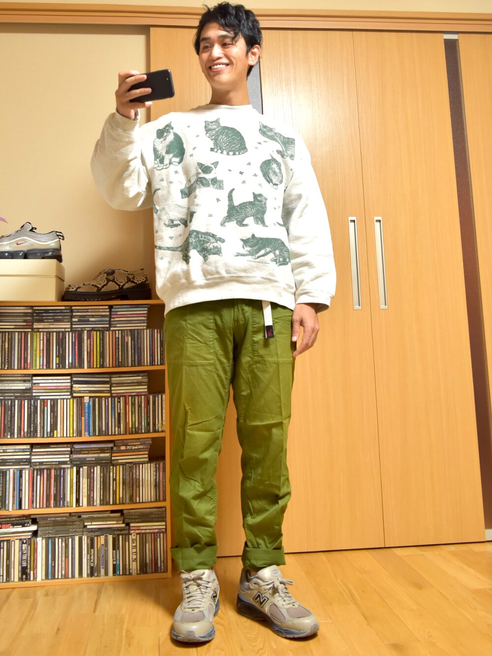 「秋のコーデ、古着MIX、ネコ、スウェット、シンプルコーデ、おしゃれさんと繋がりたい、シンプル、カーキパンツ」｜「VINTAGEのアイテム（スウェット、グレー系）」を使った、taka(相互フォロー)さん（メンズ・170cm）の秋コーディネートの1枚目の写真