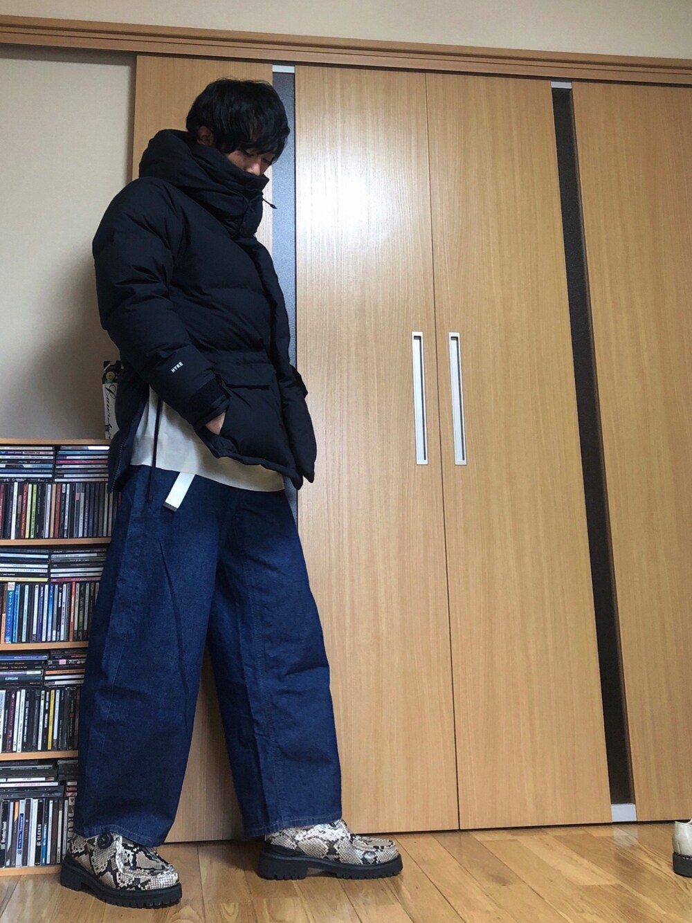 「ダウンジャケット、ノースフェイス、sillage、ワイドパンツ、デニム、冬コーデ、冬、スリット、HYKE × THE NORTH FACE、オトナカジュアル」｜「HYKE x North Faceのアイテム（ダウンジャケット/コート、ブルー系）」を使った、taka(相互フォロー)さん（メンズ・170cm）の冬コーディネートの1枚目の写真