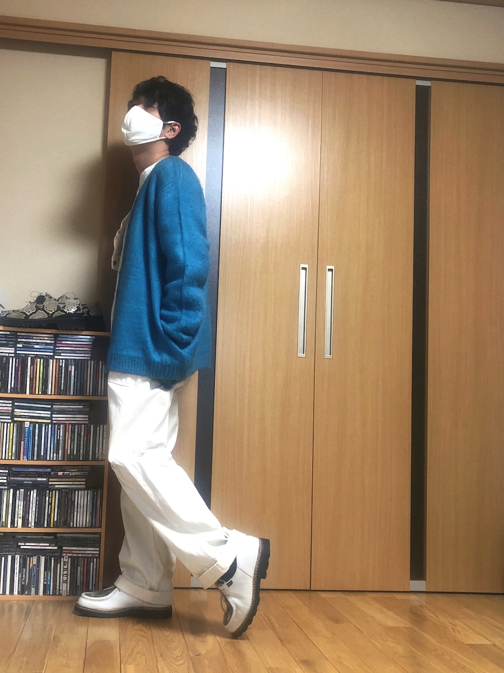 「カーディガン、春コーデ、オーバーサイズ、オーバーオール、おしゃれさんと繋がりたい、シンプル、パラブーツ、アザラシ、白」｜「kookynのアイテム（ニット/セーター、ブルー系）」を使った、taka(相互フォロー)さん（メンズ・170cm）の冬コーディネートの1枚目の写真