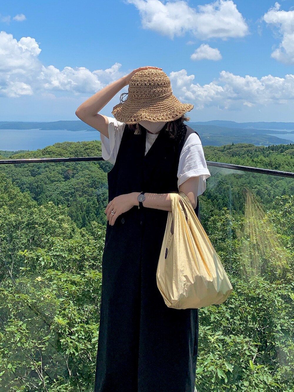 「大人カジュアル、夏コーデ、ロングベスト、むぎわら帽子、ジーナシス、シンプル、旅行、Tシャツ、ラフ」｜「ADAM ET ROPE'の【BAGGU】Baby Baggu メタリック（エコバッグ/サブバッグ、ゴールド系）」を使った、nさん（レディース・161cm）の夏コーディネートの1枚目の写真