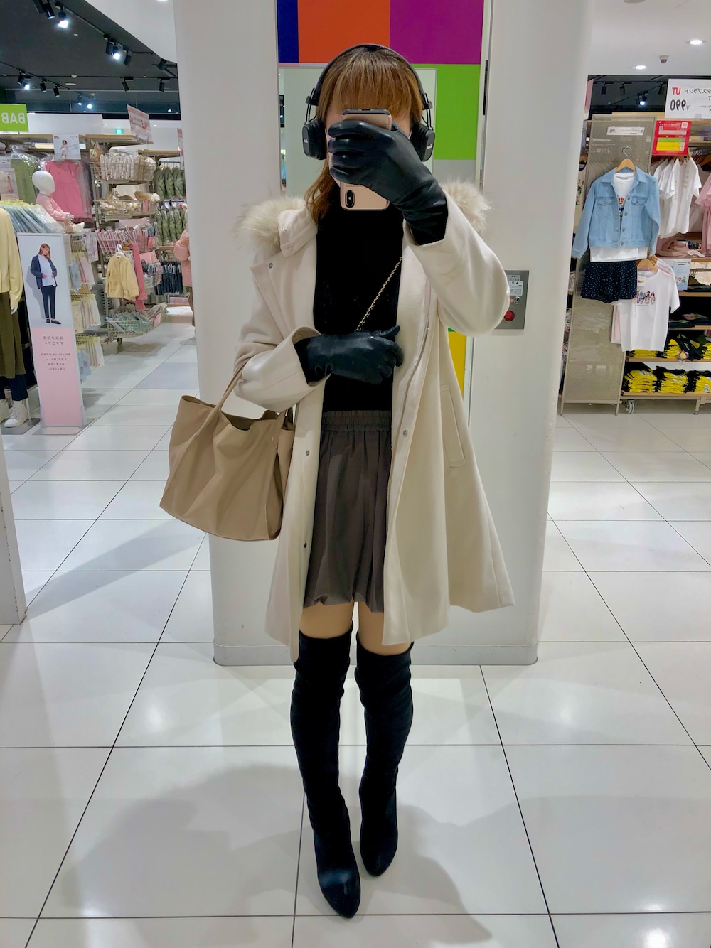 「今日のコーデ、プチプラ、ニットコーデ、タートルネック、ブーツ、コート、スカート、高身長女子、おしゃれさんと繋がりたい、お出かけコーデ、オトナ女子、ニット、ootd」｜「GUのアイテム（ハンドバッグ、ベージュ系）」を使った、エリさん（レディース・178cm）の春コーディネートの1枚目の写真