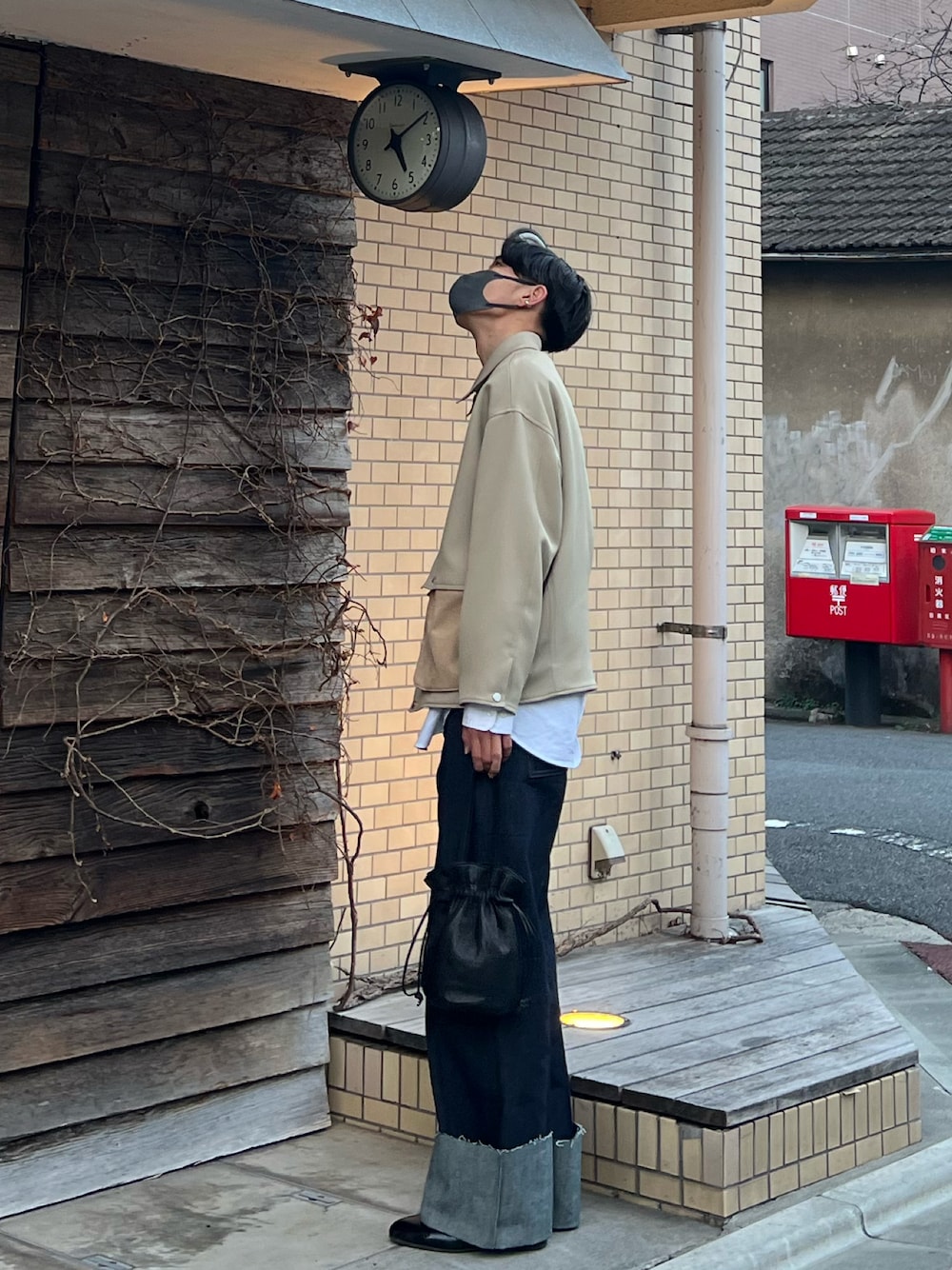 「大人カジュアル、お出かけコーデ、真冬のあったかスタイル、大人コーデ、今日のコーデ、ワイドパンツ、シンプルスタイル、ベージュ、ジャケット、シャツスタイル、レイヤードスタイル、デニム、巾着バッグ、革靴、ミニバッグ」｜「PUBLIC TOKYOのステッチコンビオーバーブルゾン（ブルゾン、ベージュ系）」を使った、まなとさん（メンズ・182cm）の冬コーディネートの1枚目の写真