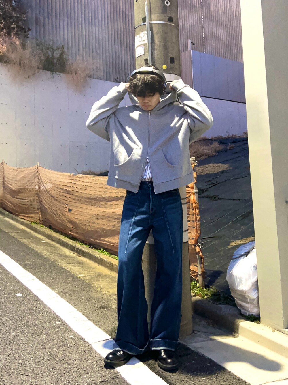 「今日のコーデ、シンプルスタイル、カジュアルコーデ、メンズコーデ、いいね、save、フォローお願いします🤑、お洒落さんとつながりたい、ファッションを楽しもう、秋冬コーデ、ブラックコーデ、シャツスタイル、ジップパーカー、短丈、デニム、加工デニム、ブーツ」｜「SINSSのDouble zip hoodie / ダブルジップフーディ（パーカー、グレー系）」を使った、まなとさん（メンズ・182cm）の冬コーディネートの1枚目の写真